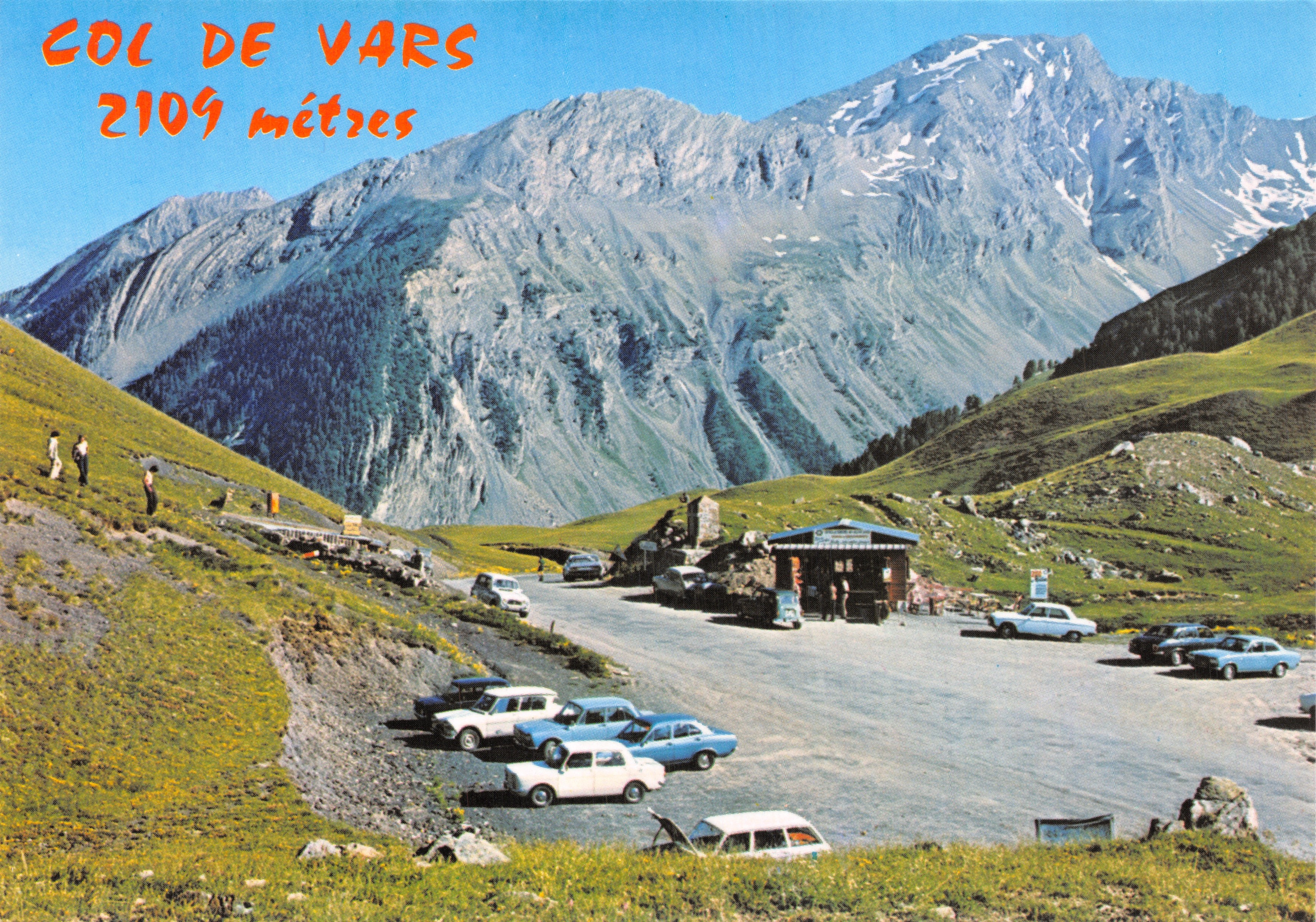Col de Vars — sommet enneigé, parking avec voitures des années 1960 — éditeur Éditions PHOTOGUY, NICE