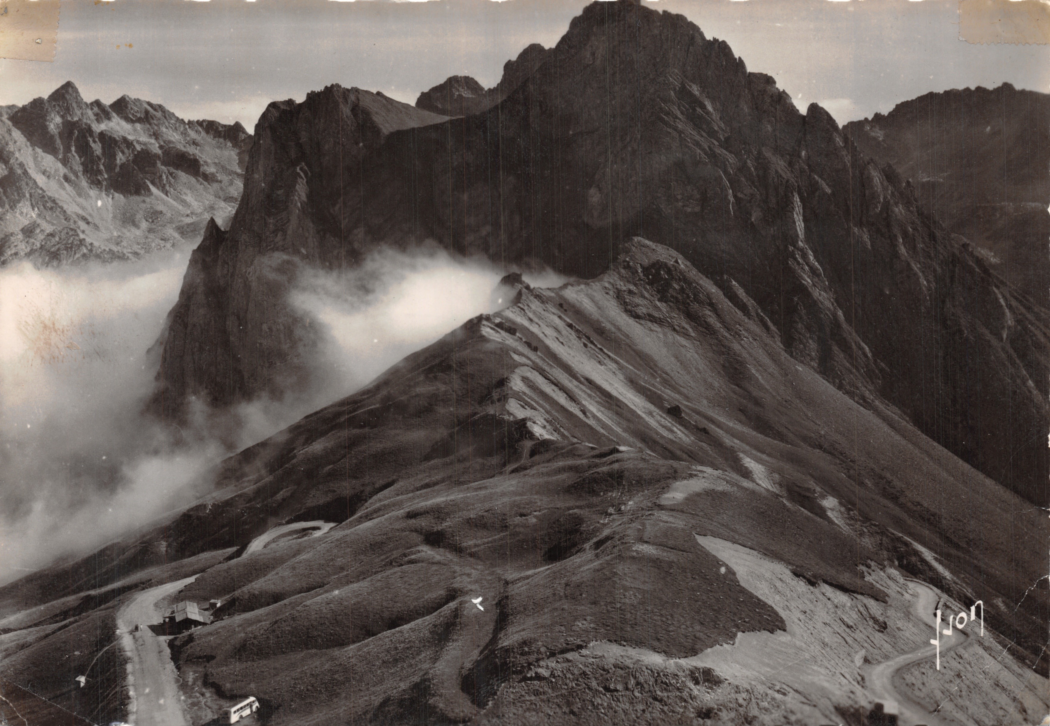 Le Tourmalet (Hautes-Pyrénées) — vue des deux versants — éditeur Les Éditions d'Art, Paris