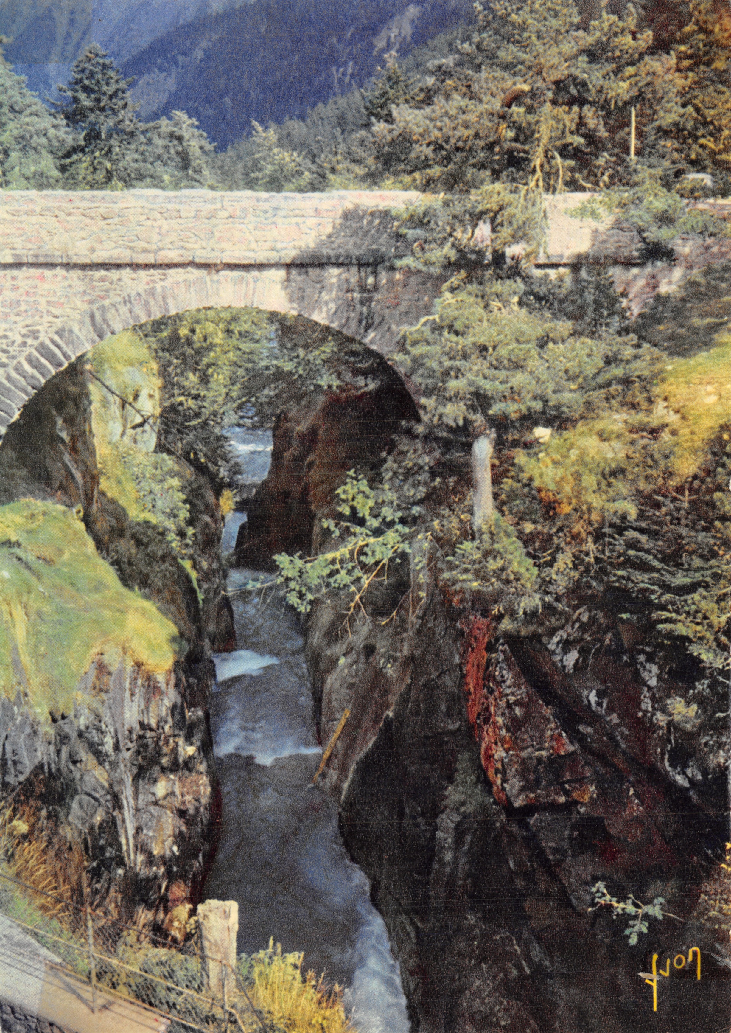 Le Pont d'Espagne — pont en pierre au-dessus d'un canyon — éditeur YVON, n° I. K. 215