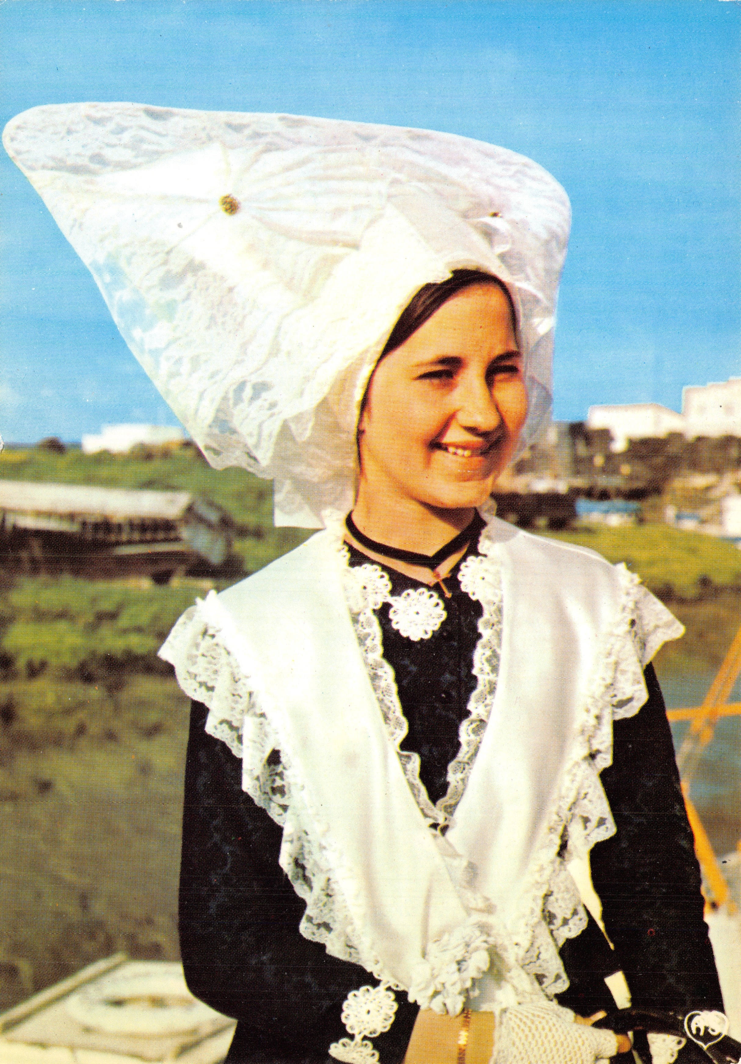 Frau im traditionellen Kleid — Brautkappe von Île d'Oléron — Verlag ARTAUD Frères