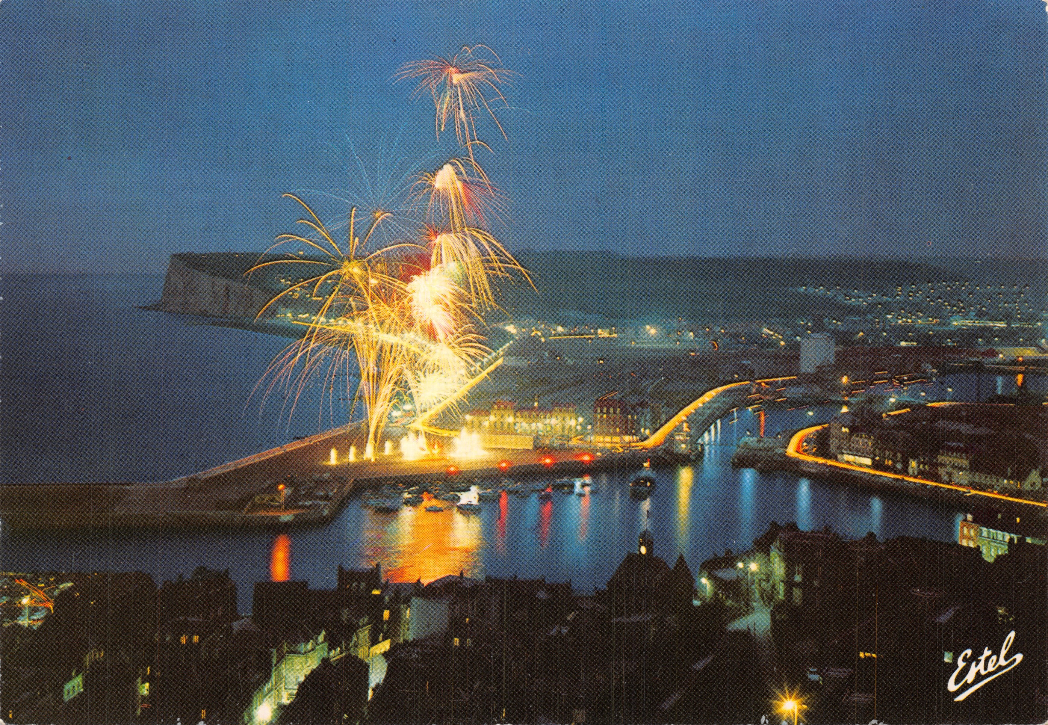 Fête de nuit à Le Tréport-Mers — vue du port illuminé avec feux d'artifice — Éditeur Estel