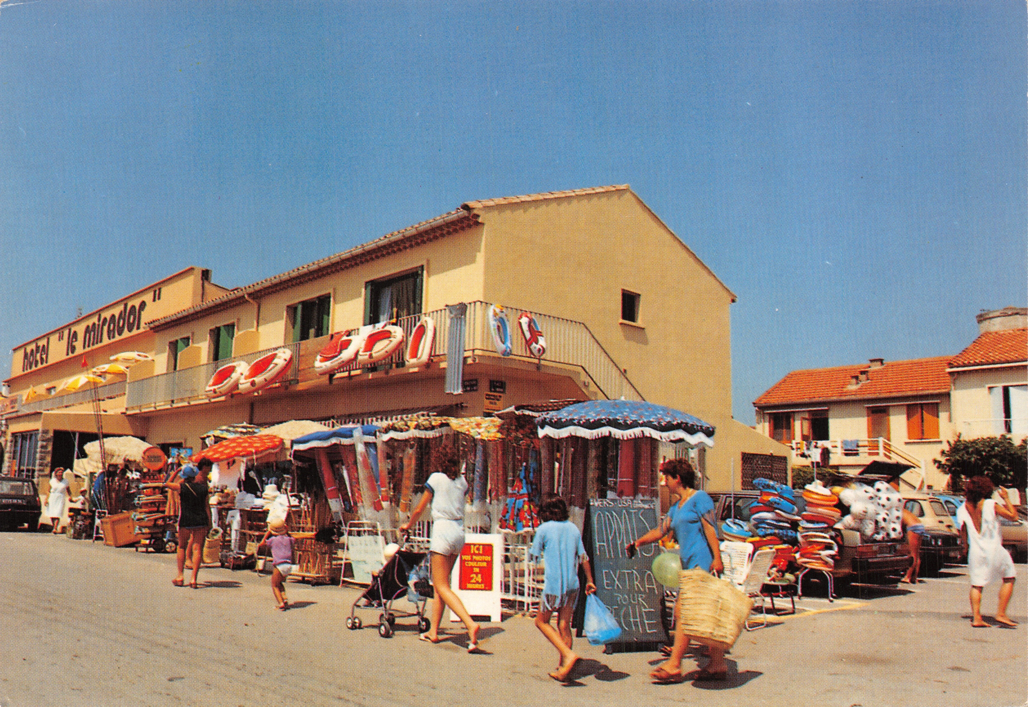 Hôtel 'le mirador' — scène de marché sur la plage — éditeur éditions de France