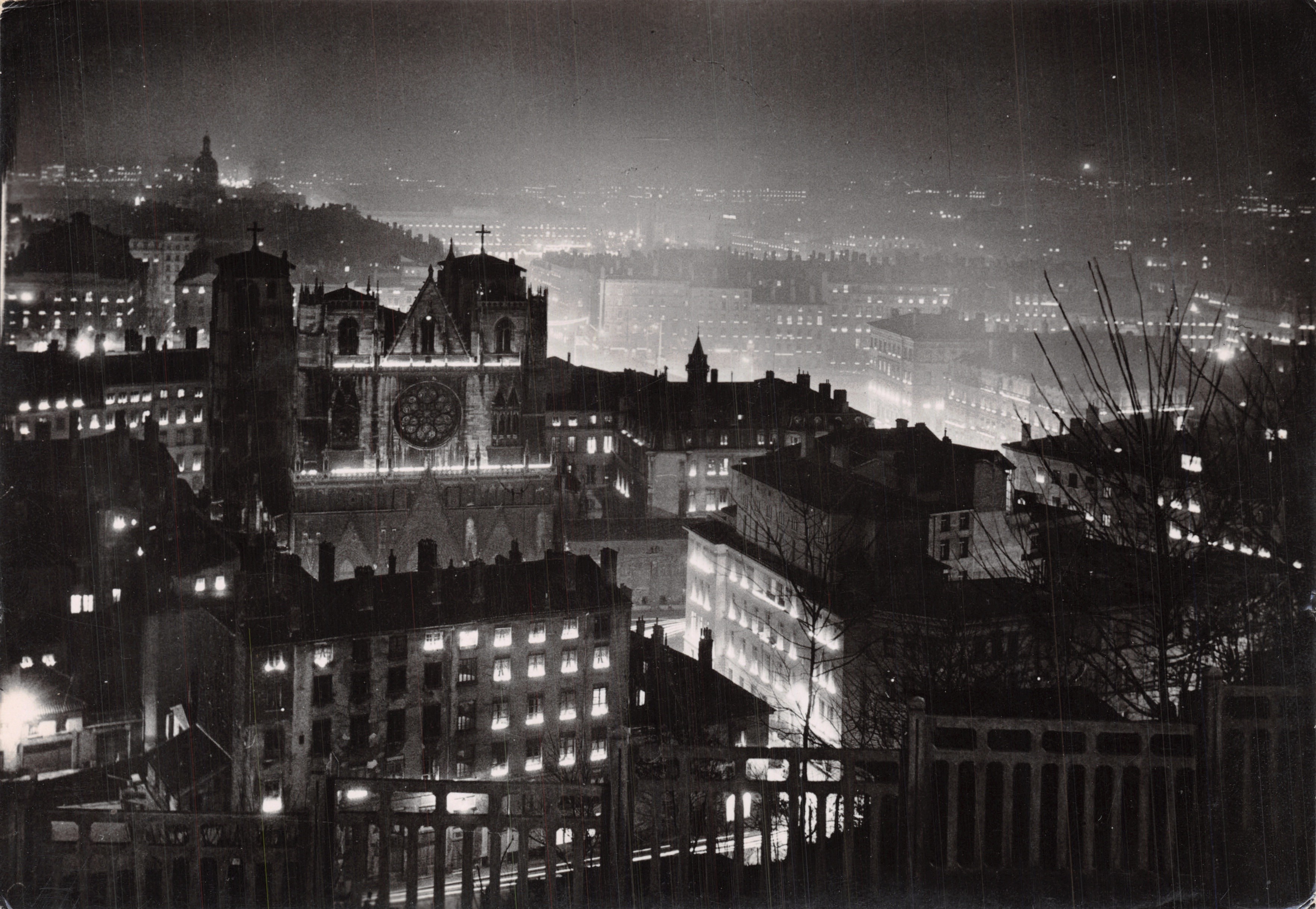 Vue nocturne de la cathédrale — illuminations de Noël — éditeur Art du Petit Chat, Lyon
