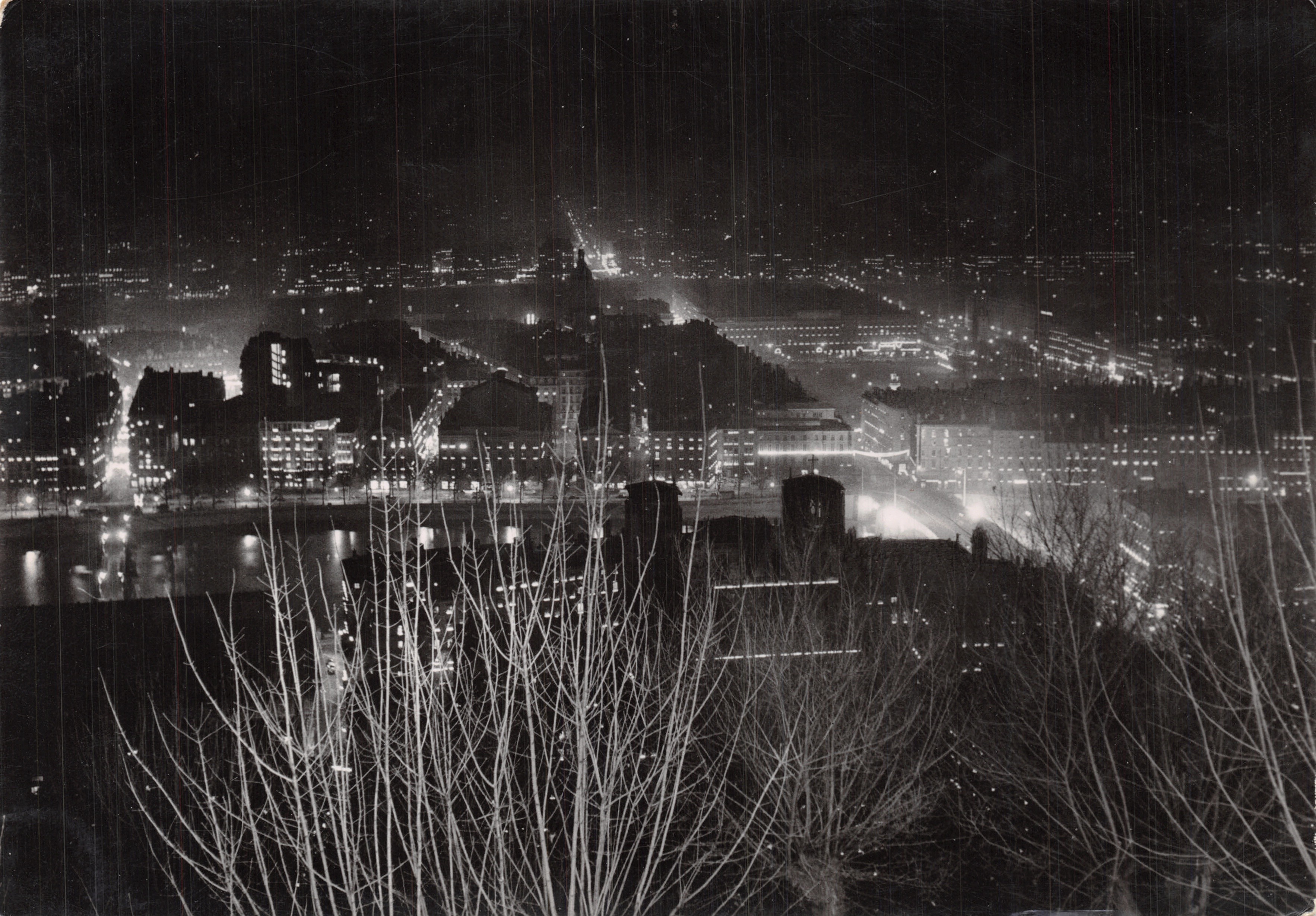 Vue nocturne de Lyon — illuminations du 8 décembre — éditeur Collection d'Art du Petit Chat, 56 cours Franklin-Roosevelt, LYON