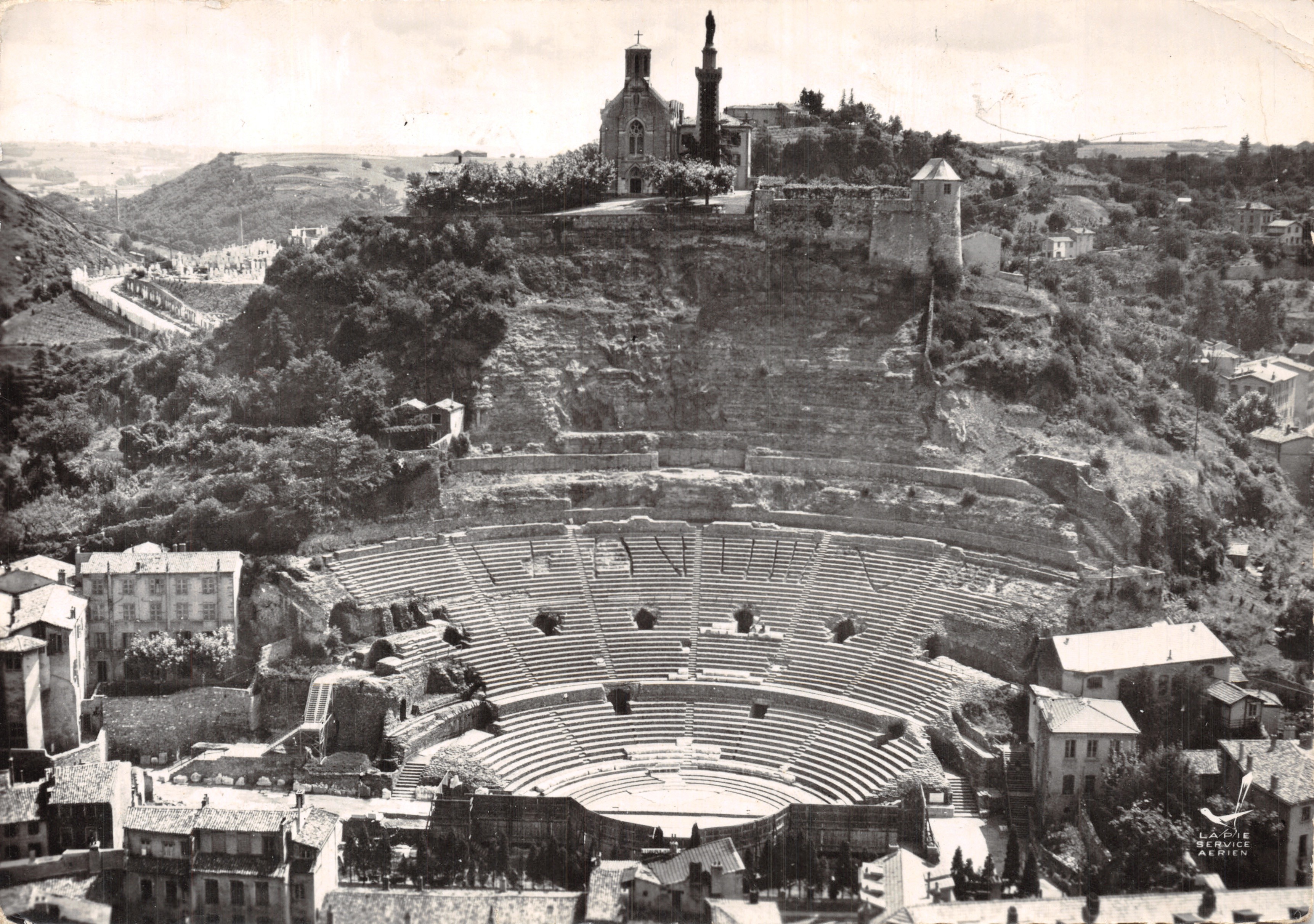 Het Oude Theater — luchtfoto vanaf de top van een heuvel — uitgever LAPIE SERVICE ARIEN