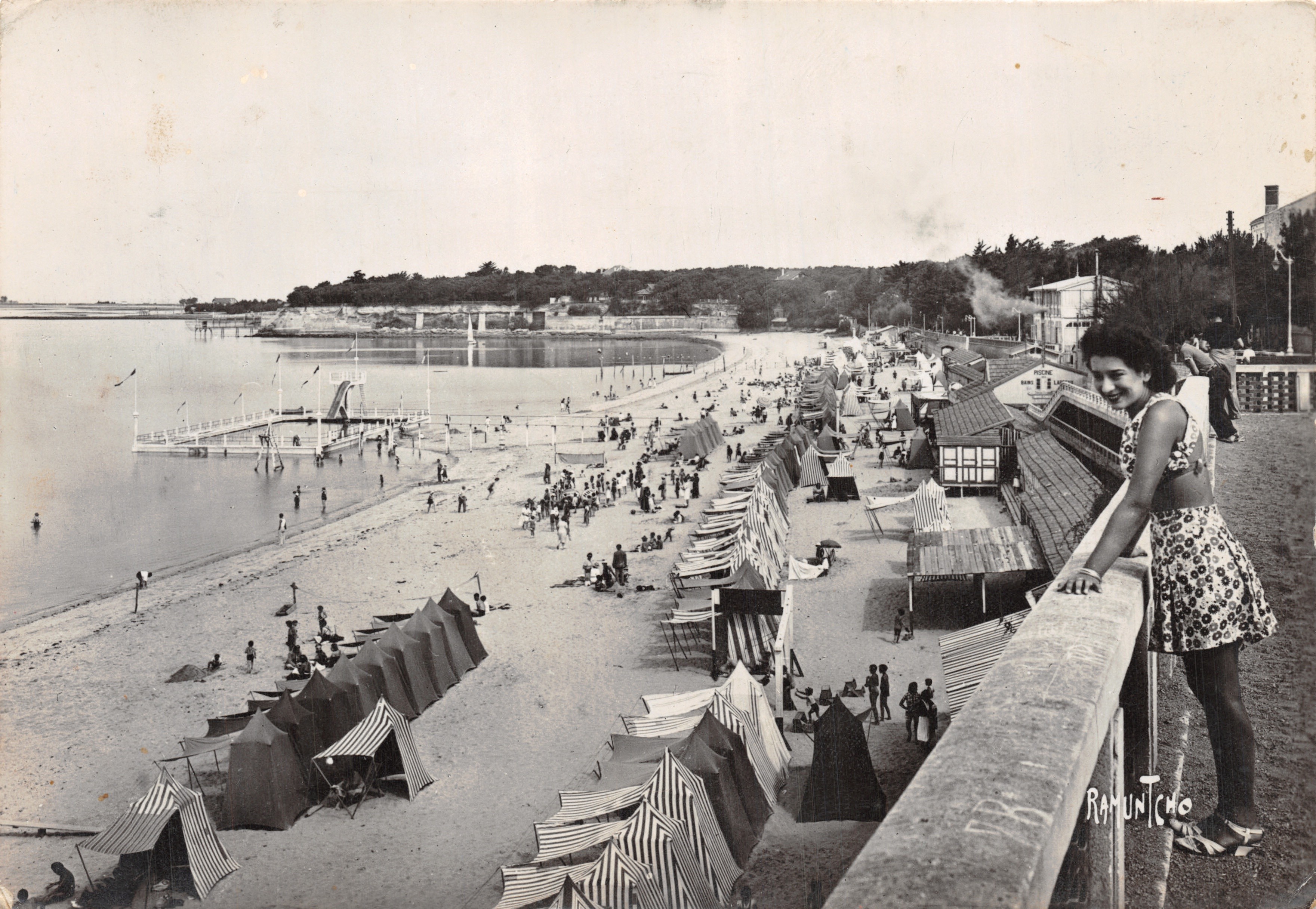 Plage de Fouras — vue panoramique avec tentes et baigneurs — éditeur RAMUNTCHO
