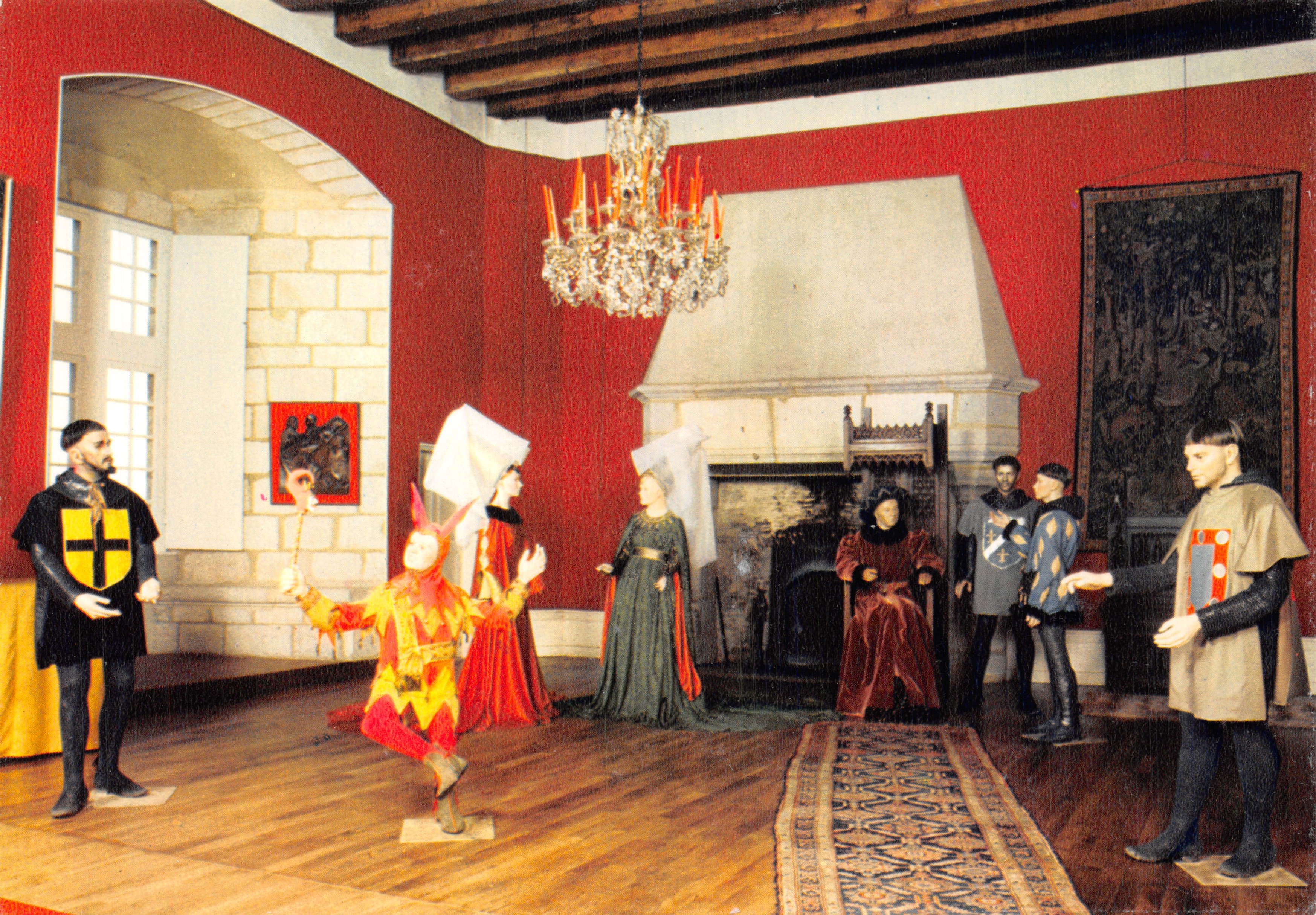 Salle de cour médiévale — scène de l'exposition Jeanne d'Arc, Charles VII, et la Cour de Bourges — éditeur IRIS, n° 18/239