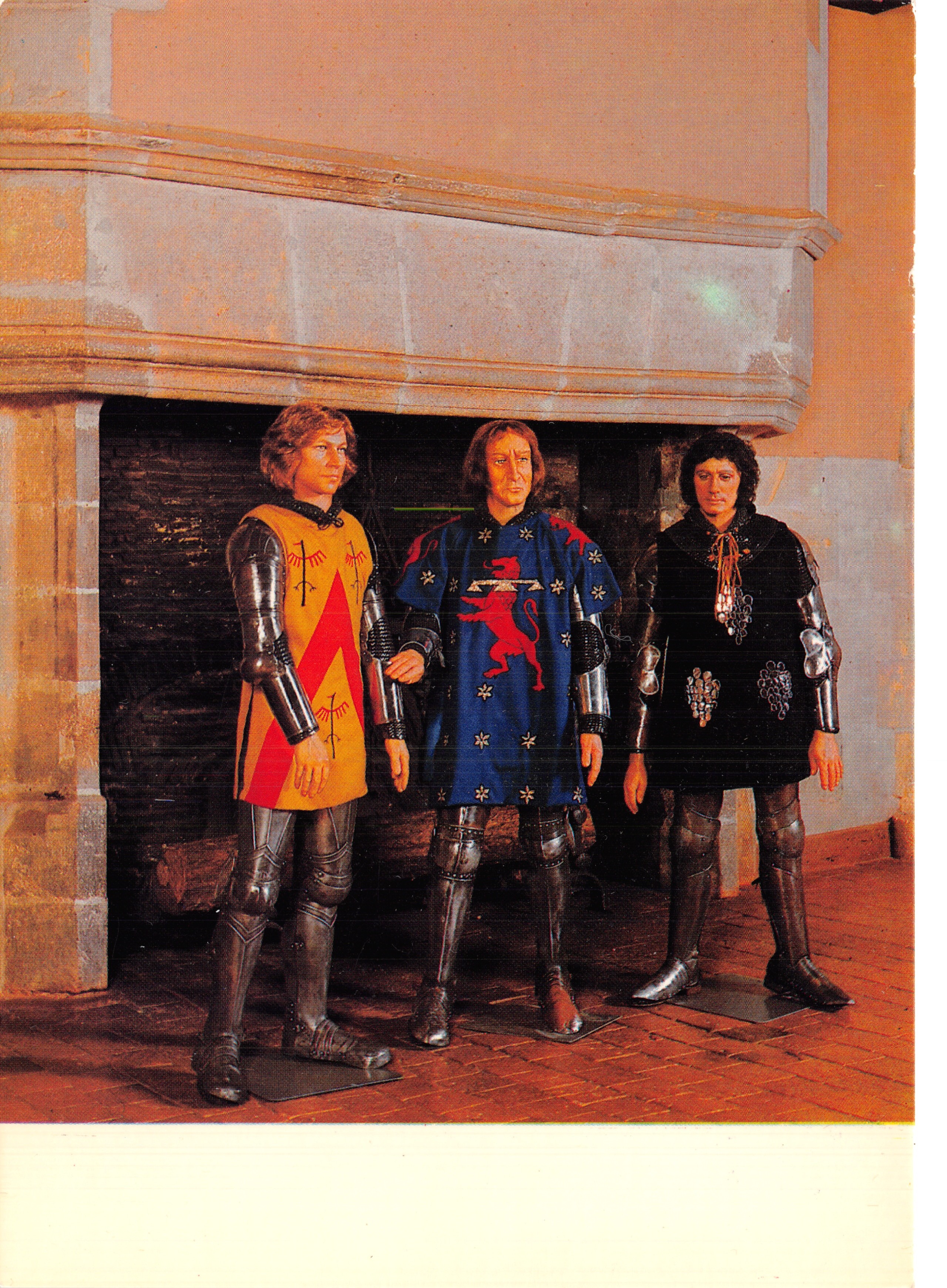 Trois chevaliers en armure — statues dans un intérieur de château — Éditions Réunies Théomac Panazol
