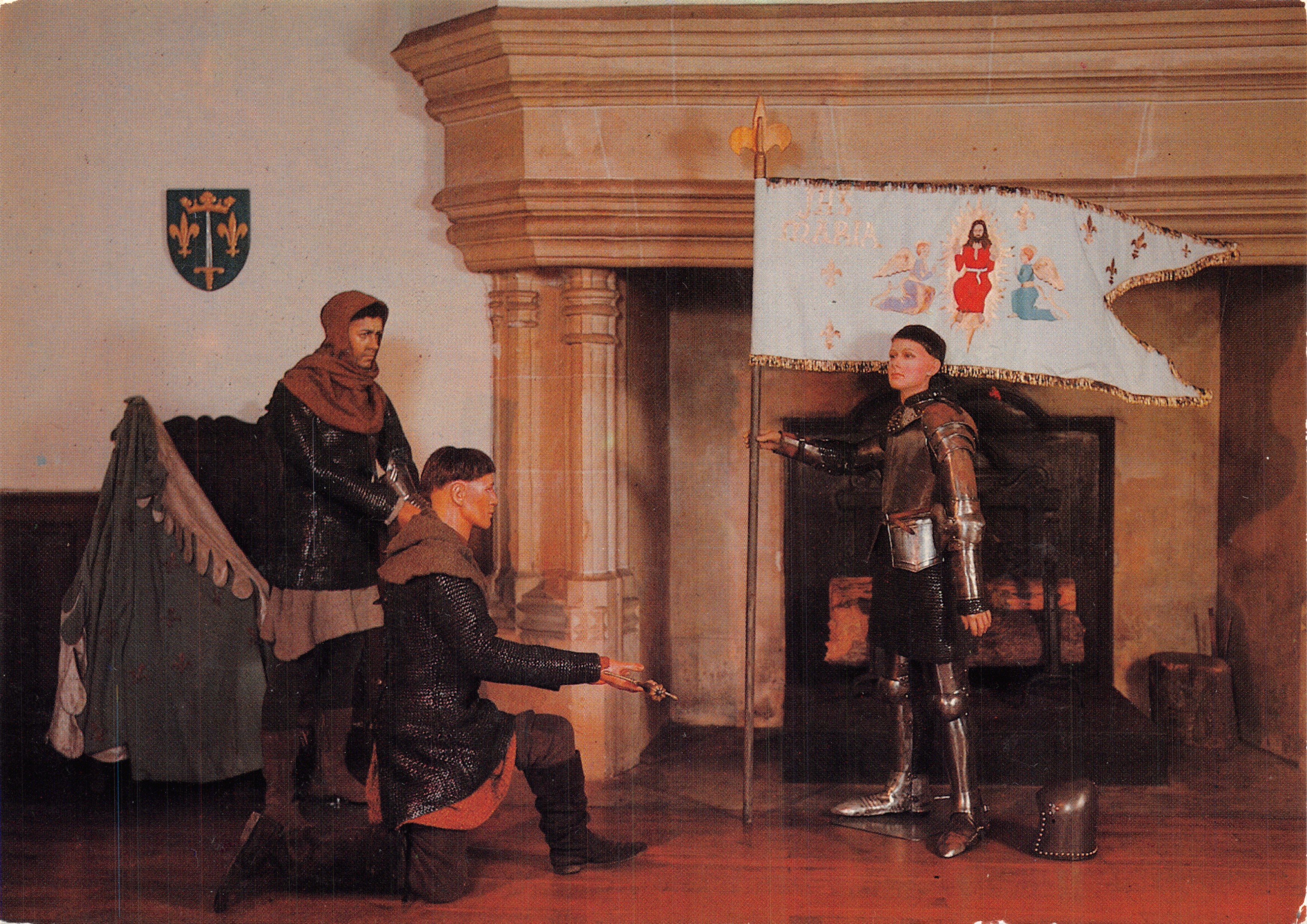 Jeanne d'Arc et deux soldats — scène intérieure au château de Culan (Cher) — Éditions Réunies