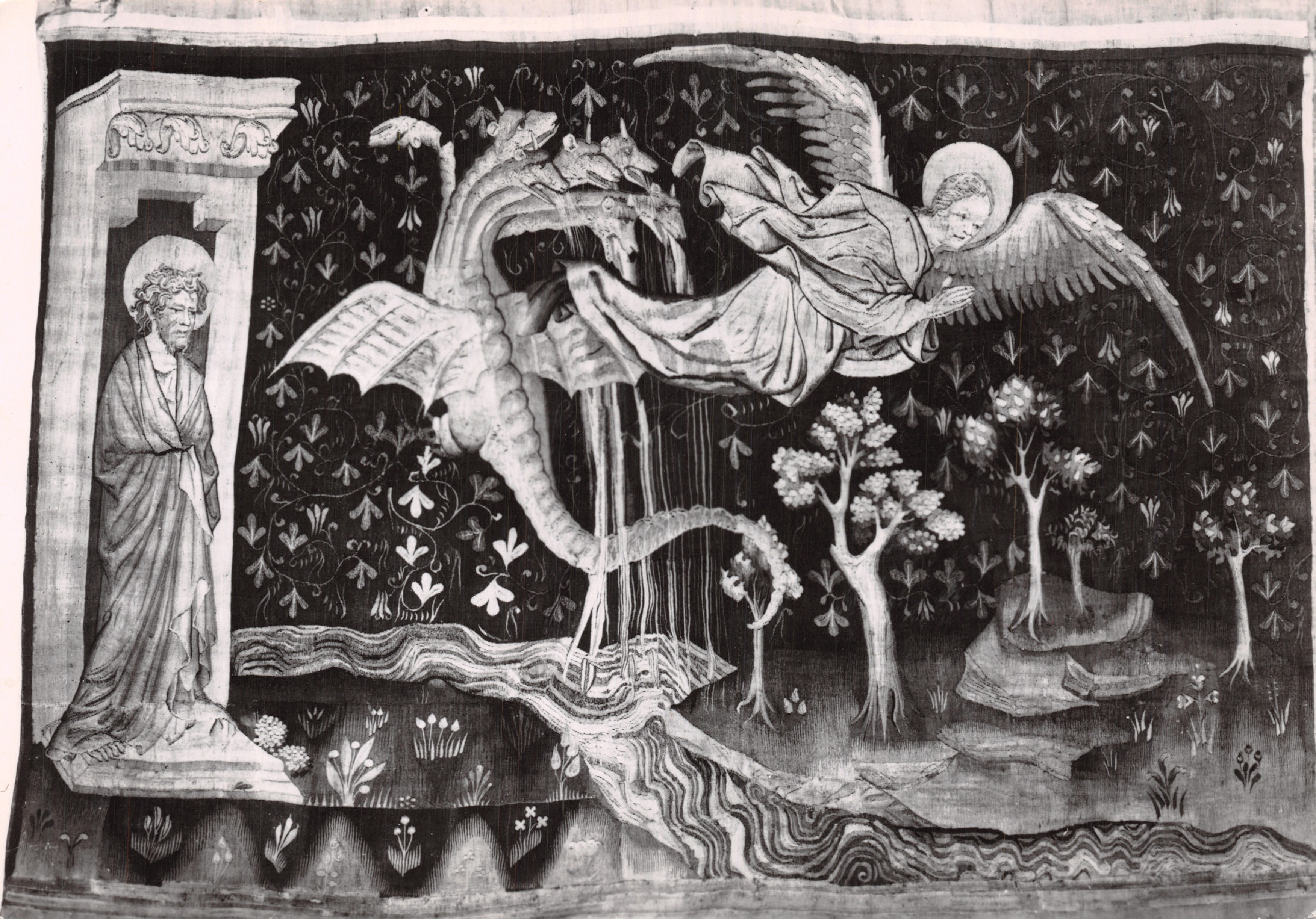 Tapisserie de l'Apocalypse — Poursuite de la Femme par le Dragon — éditeur Service Commercial Grand Palais, Paris
