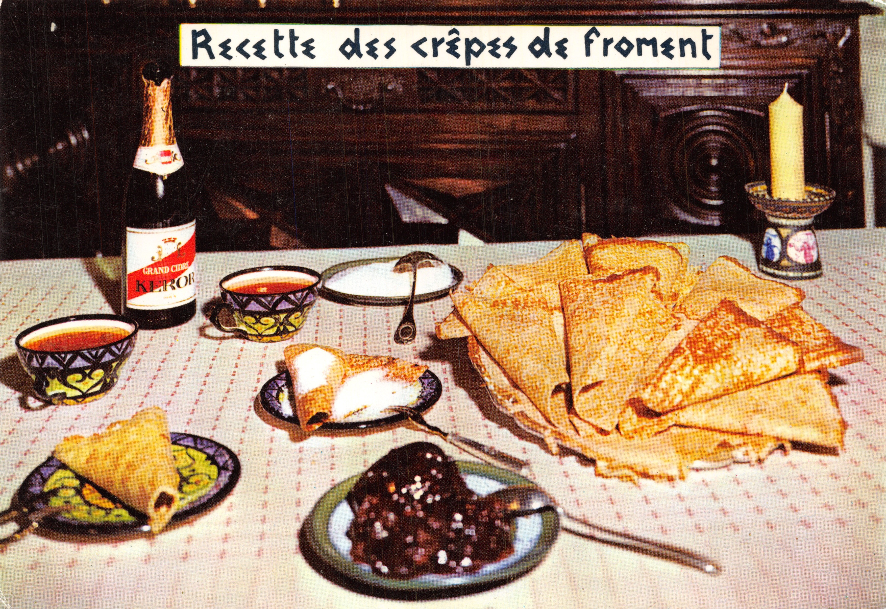 Recette des crêpes de froment — scène de table avec crêpes, bouteille de KEROR et bougie — Éditions du Gabier