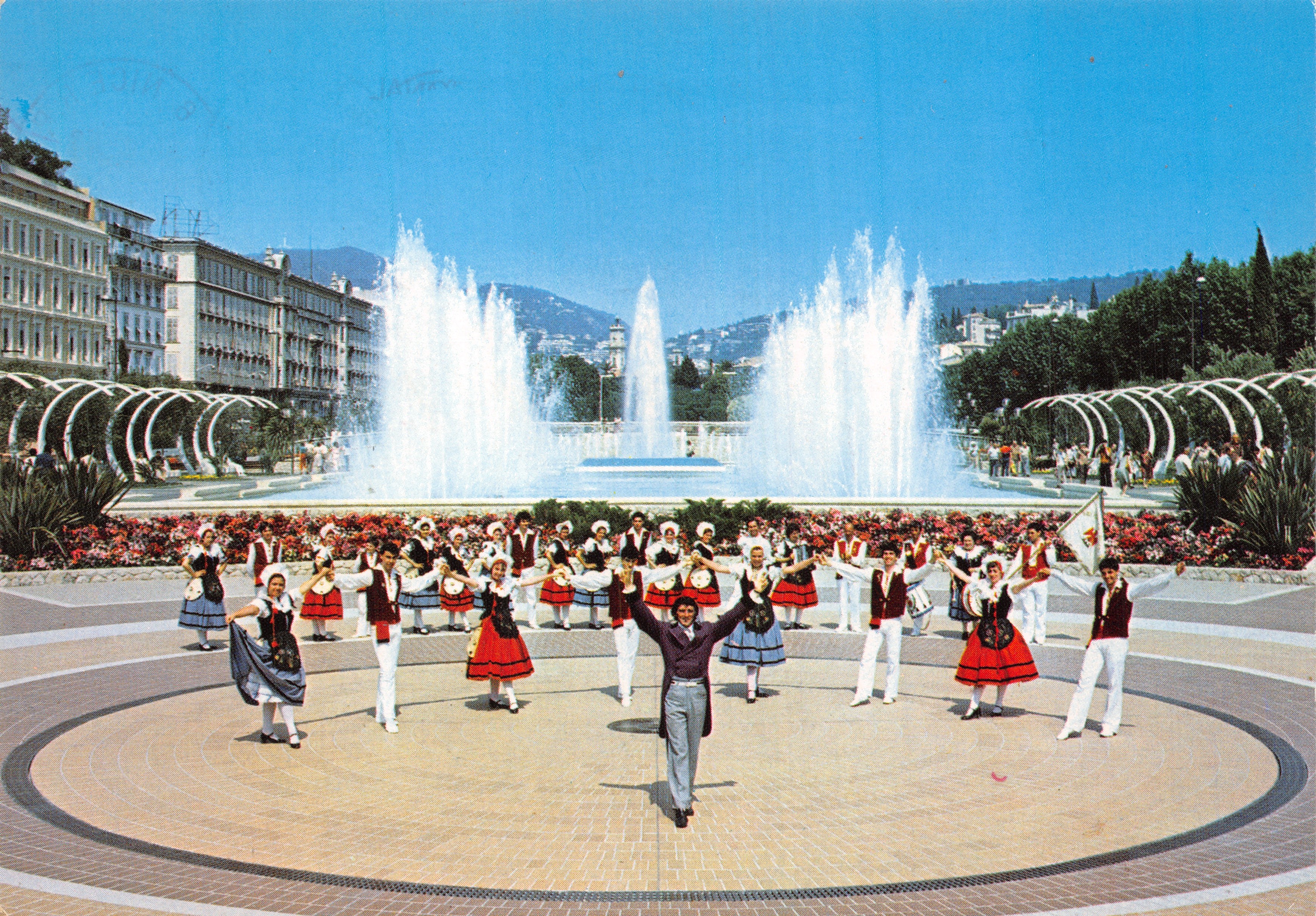 Danse folklorique — Place Masséna avec fontaine — Société des Traditions et du Folklore du Comté de Nice