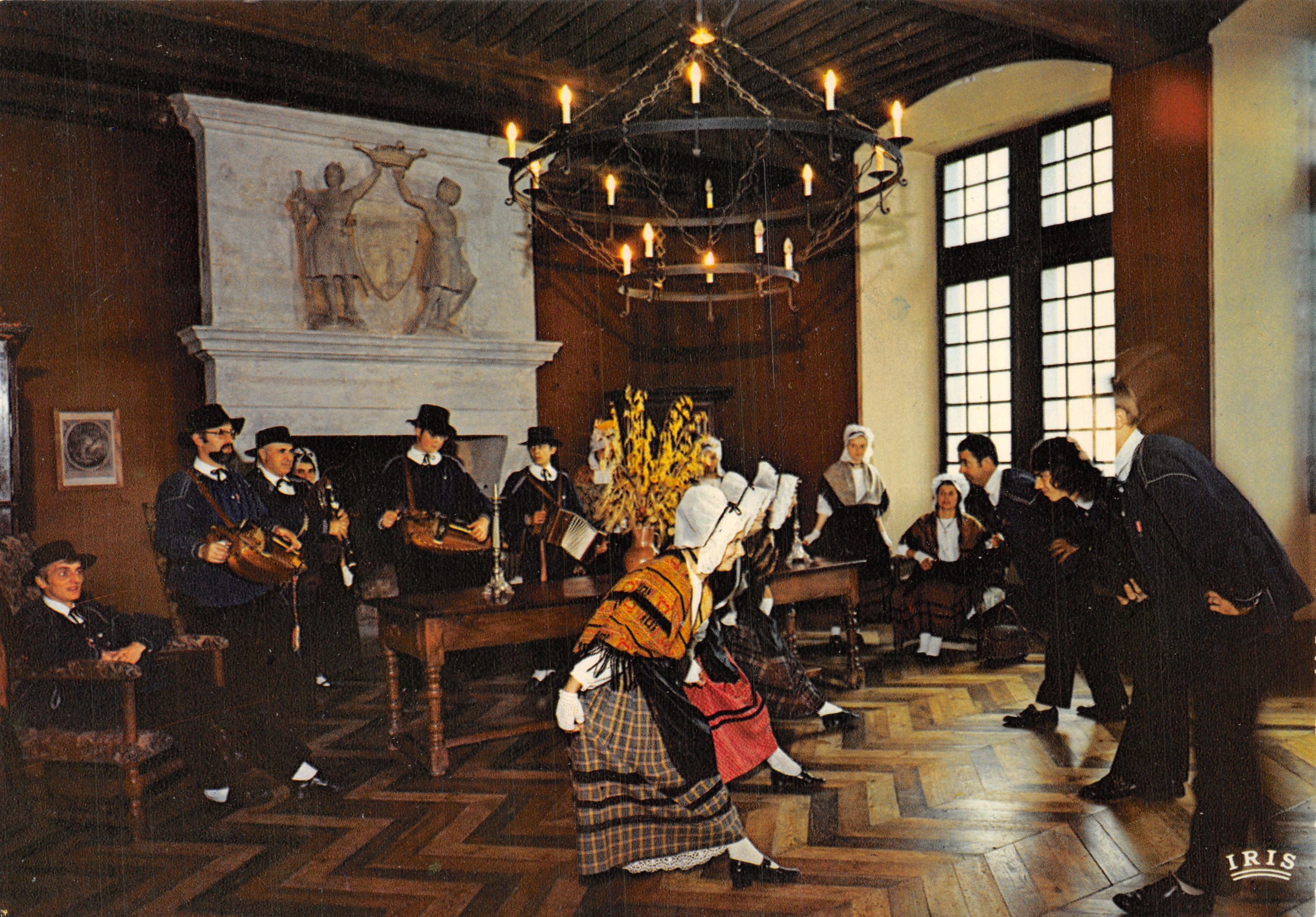 Folklore du Périgord — Le menuet des salons au château de Monbazillac — Éditeur IRIS