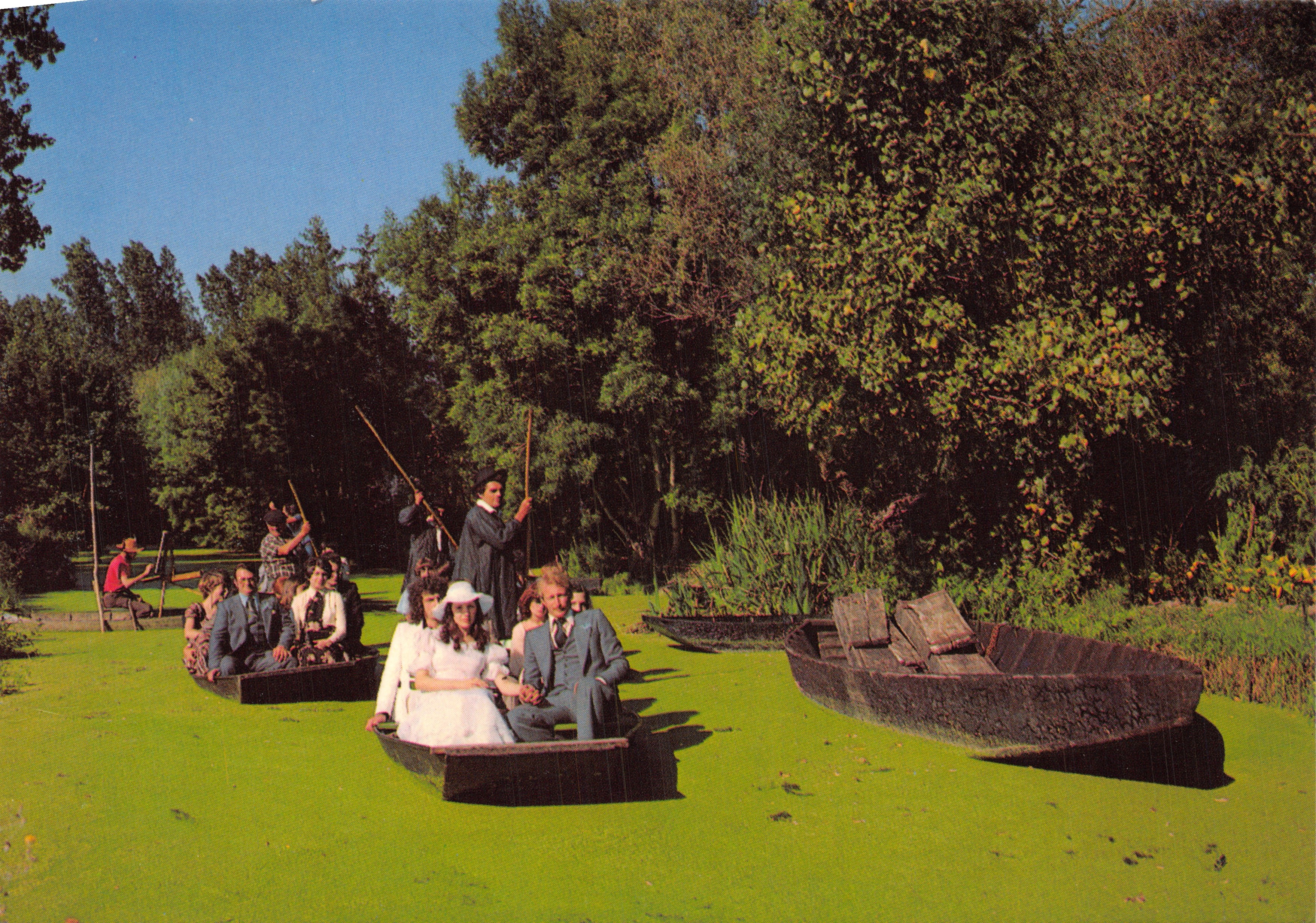 Mariage dans le Marais Poitevin — scène de bateau sur étang couvert d'algues — Éditions JLC Photo/Ayré