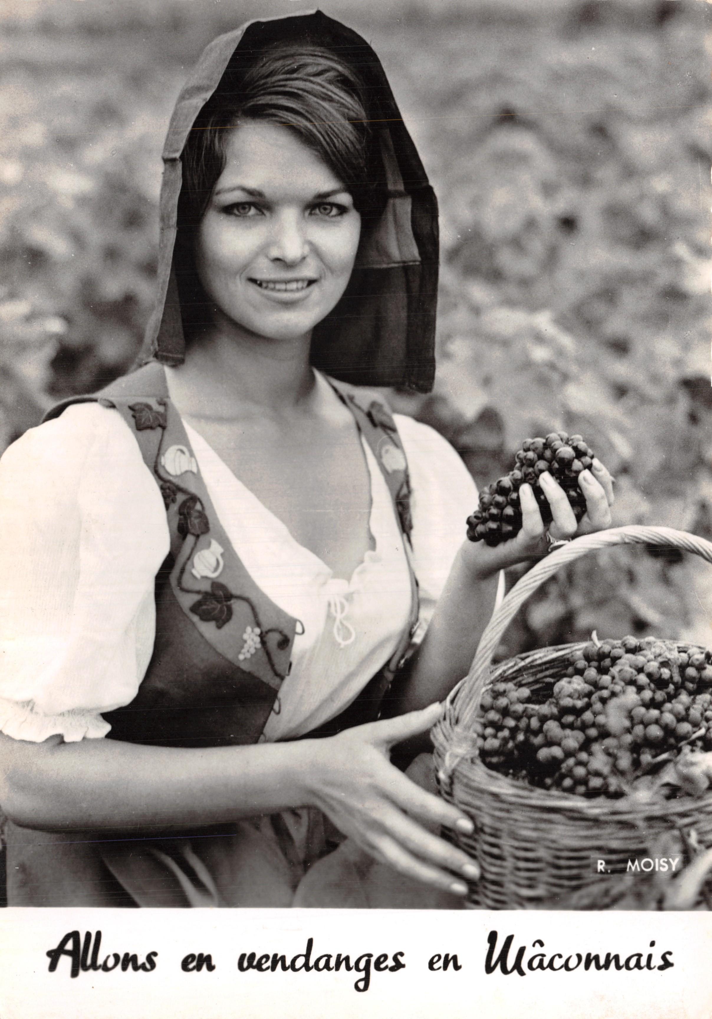 Femme en costume de vendangeuse — scène de vendanges en Mâconnais — éditeur R. MOISY