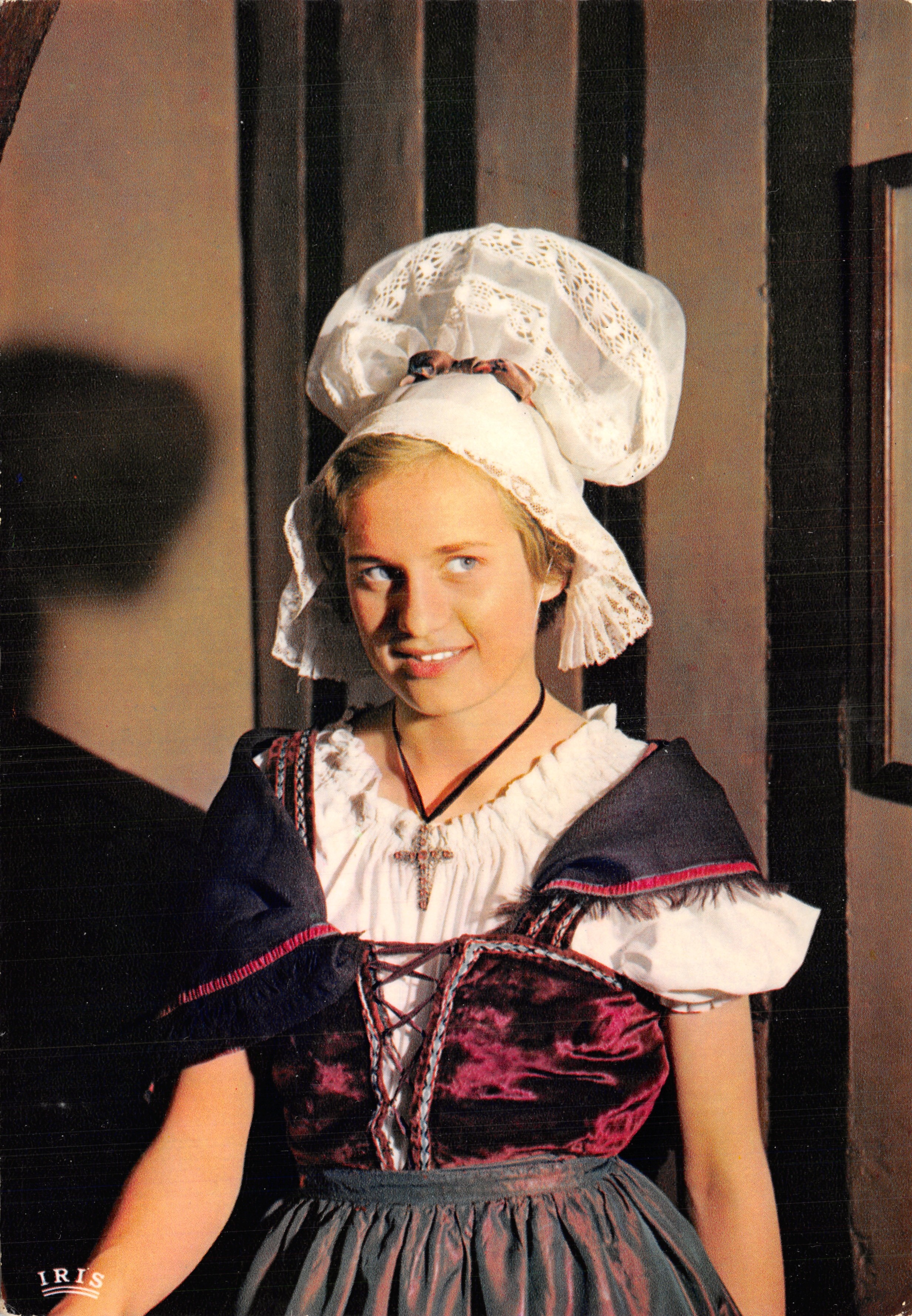 Jeune servante — en costume régional dans l'Hôtel de la Couronne à Rouen — Éditions "La Cigogne"