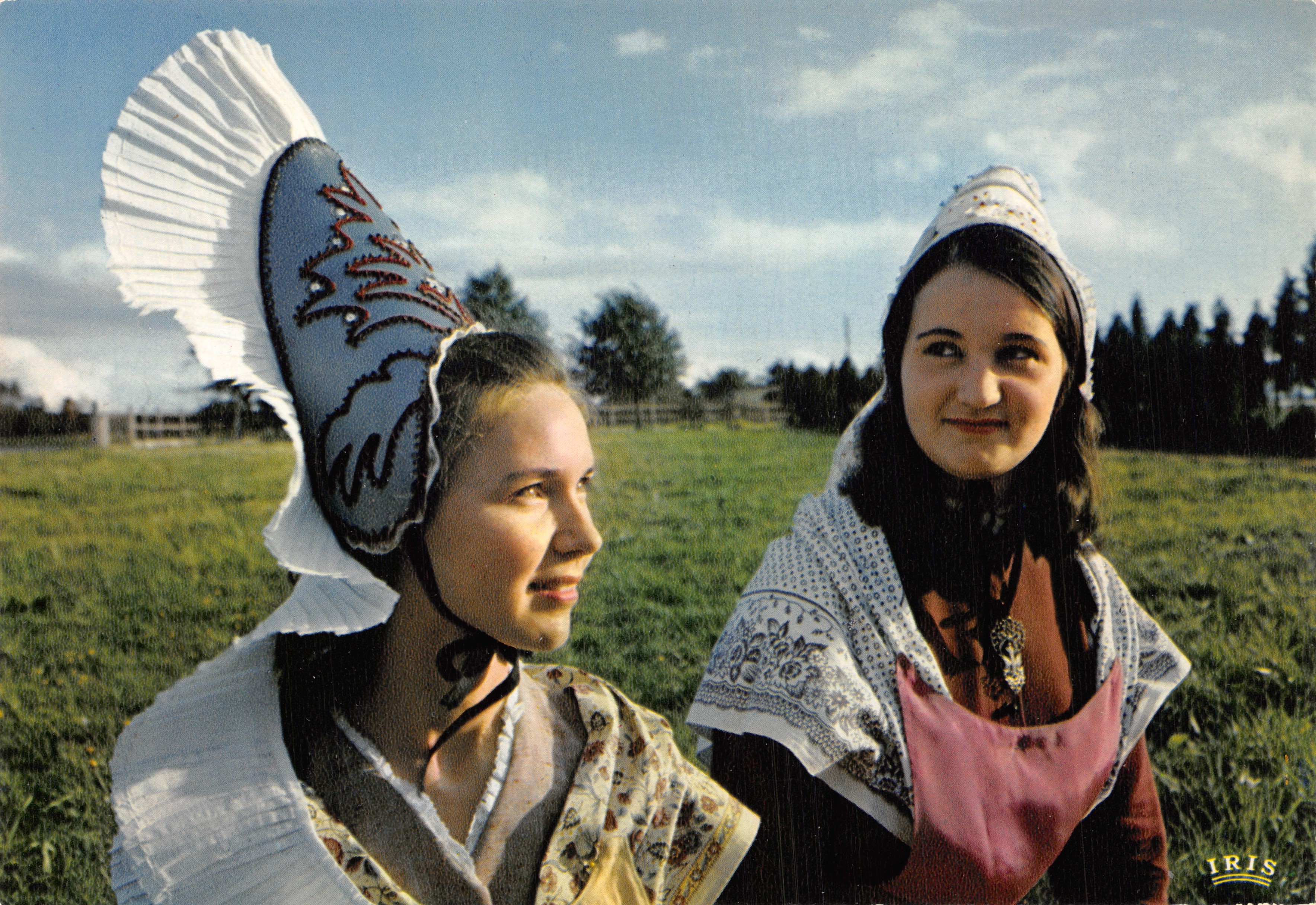 Deux jeunes femmes en costume traditionnel normand — scène champêtre — éditeur IRIS