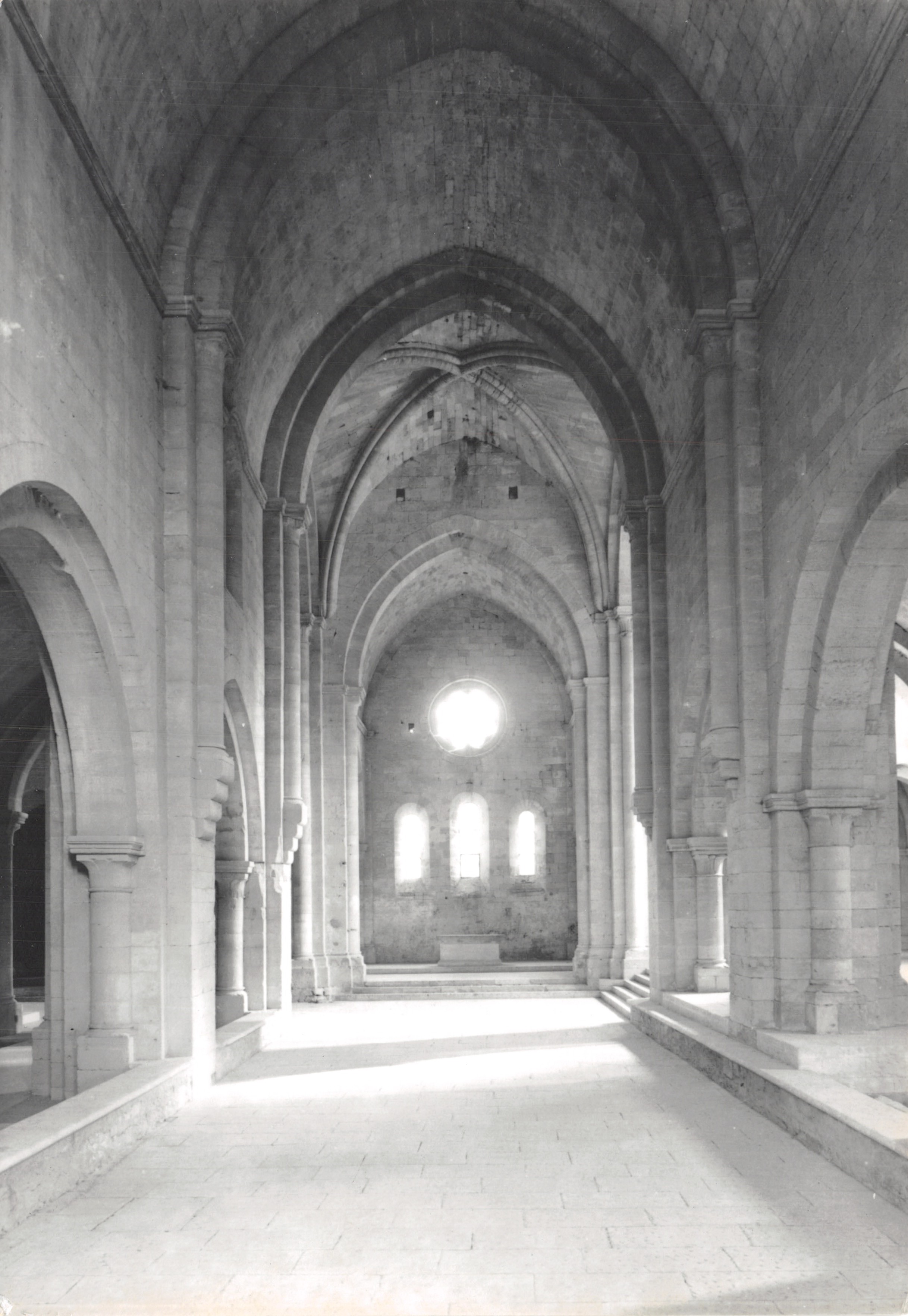 La Roque d'Anthéron — Abbaye cistercienne de Silvacane, nef — L'Atelier du Regard, Orsay