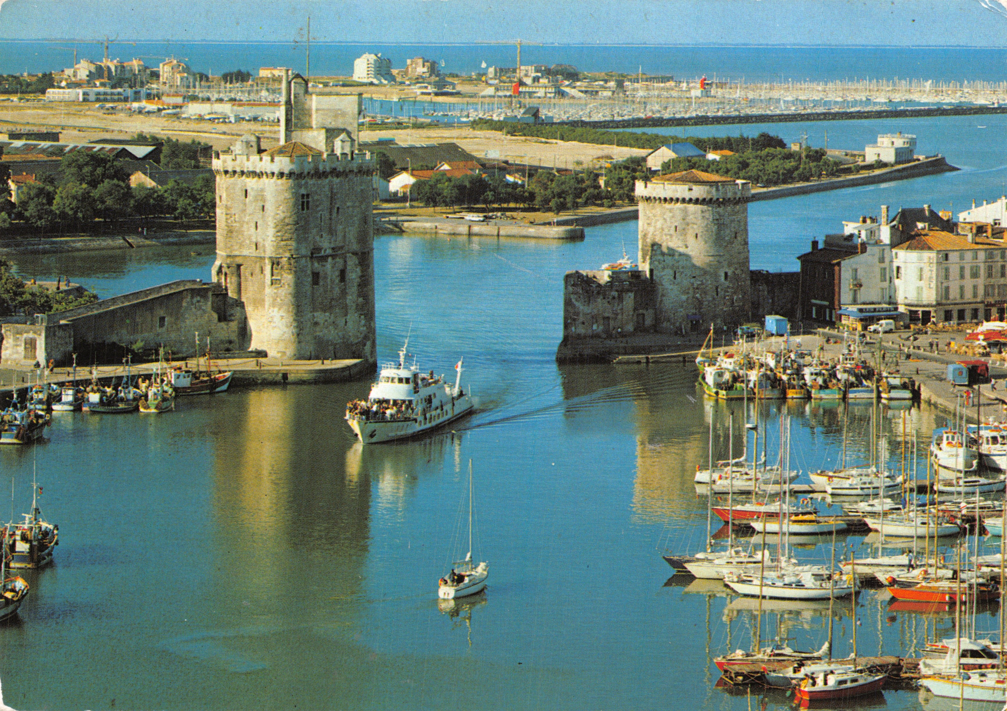 Le port de La Rochelle — Tour Saint-Nicolas et Tour de la Chaîne (14e siècle) — Éditions GREFF