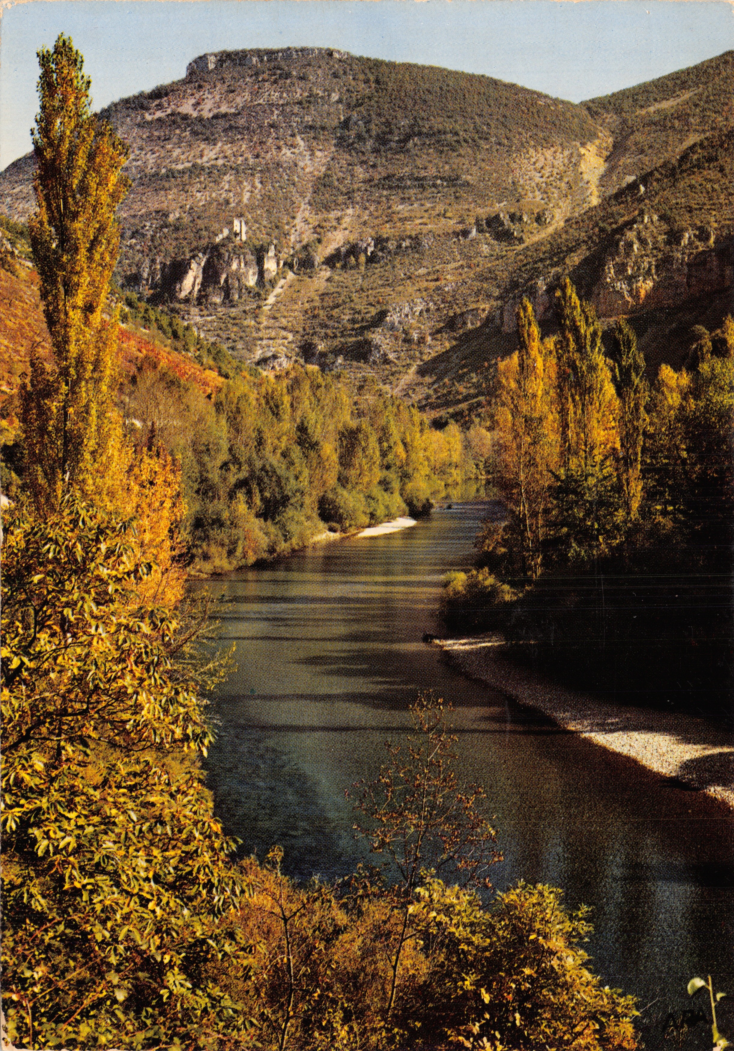 Gorges du Tarn — paysage d'automne dominé par les ruines du château de Castelos — Société des cartes Postales APA-POUX
