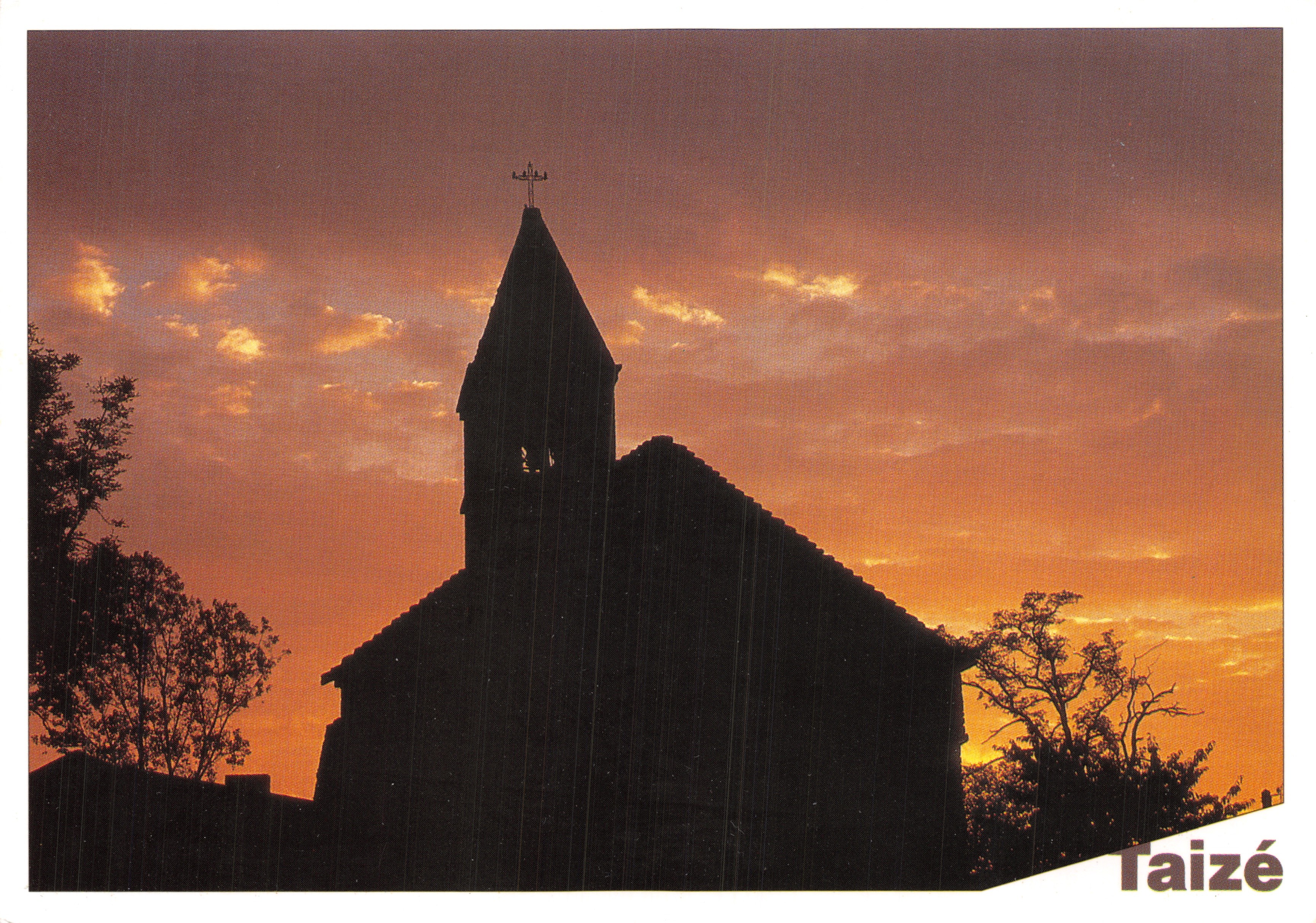 Église de Taizé — silhouette au coucher du soleil — Ateliers de Presses de Taizé