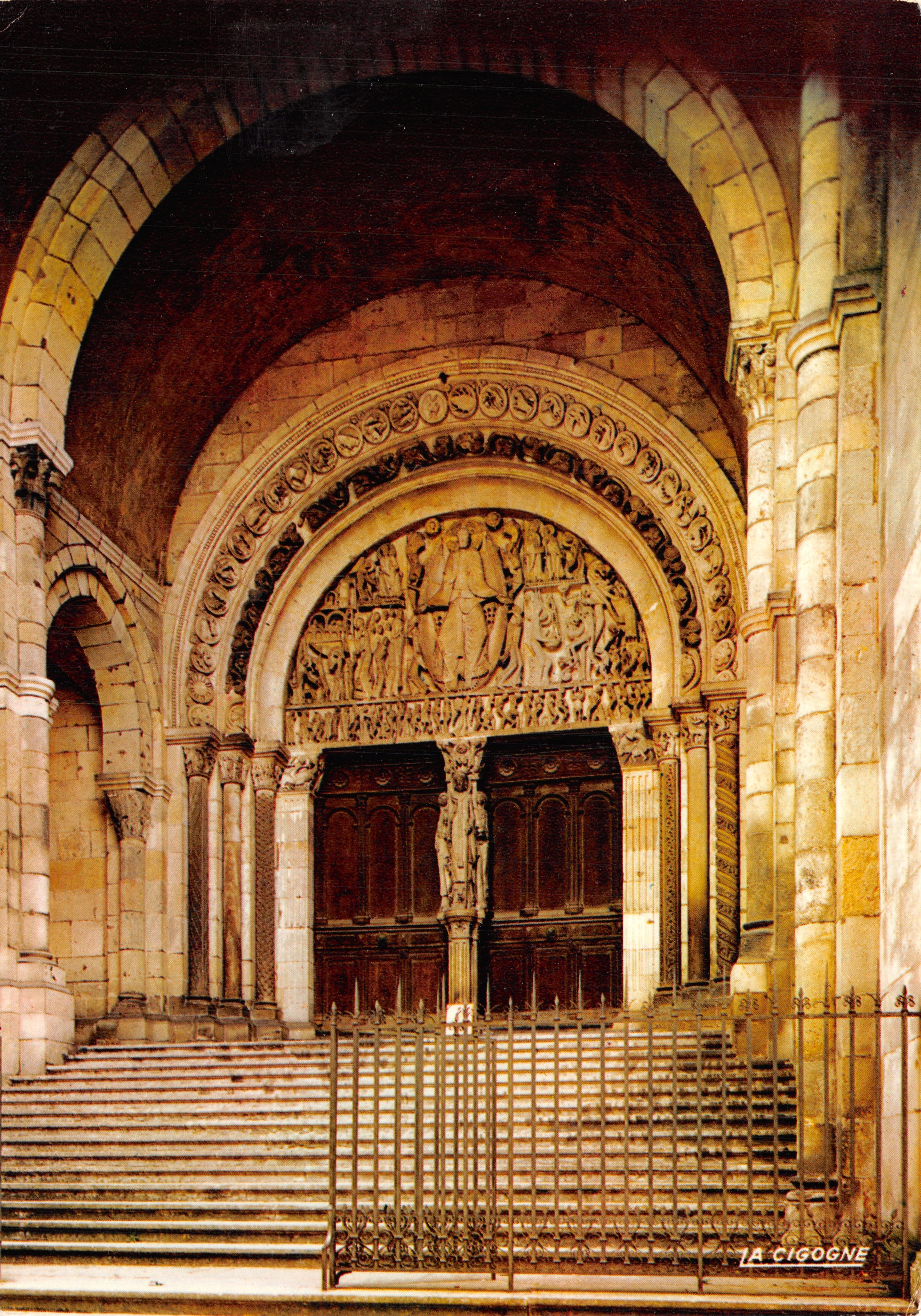 Rooms-kerkportaal van de kathedraal Saint-Lazare in Auvergne — tympan van het Laatste Oordeel — uitgever La Cigogne, n° 71 001 02