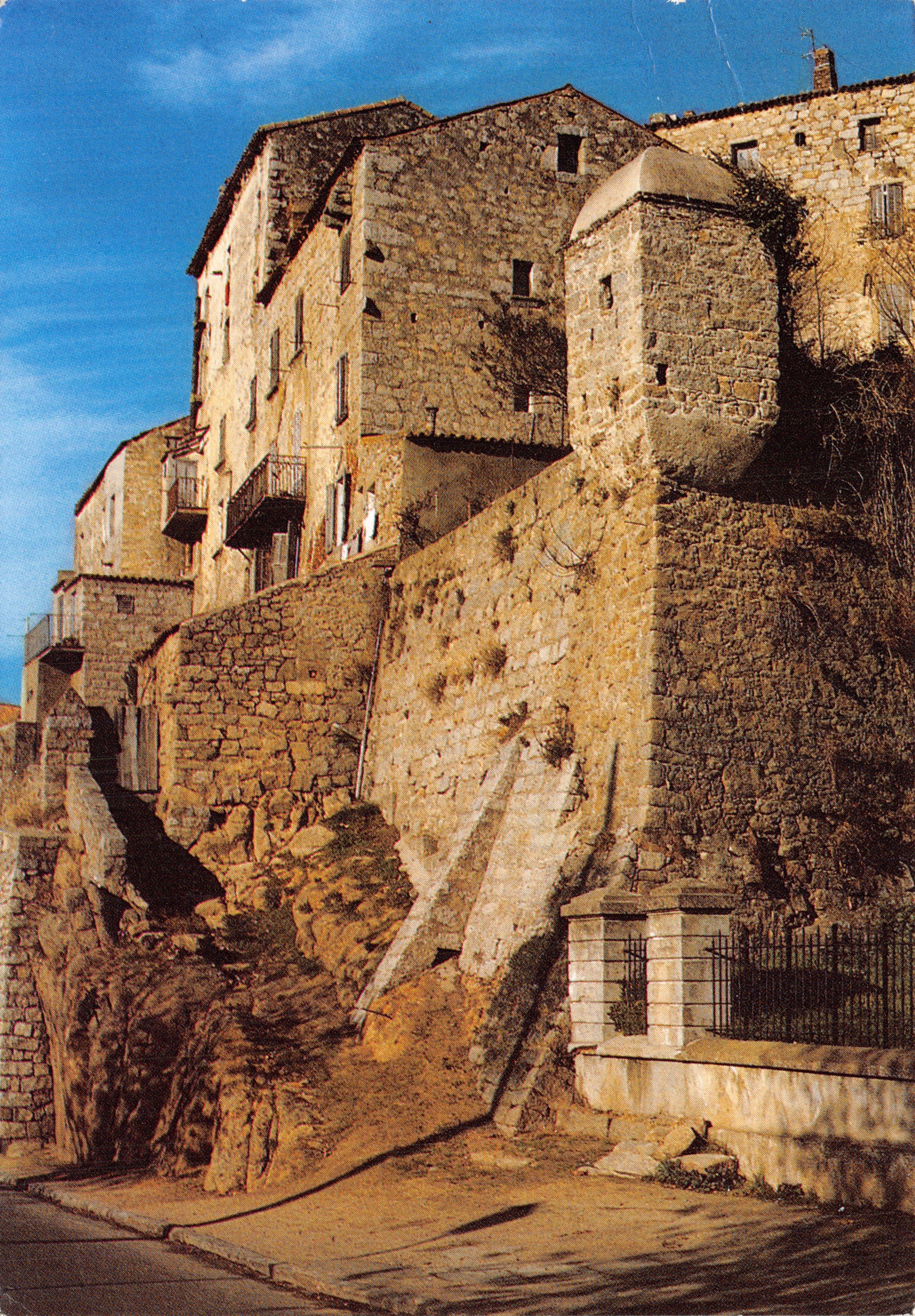Pueblo de Sartène — vista de casas de piedra y muro — editor Société des Agences et de Diffusion
