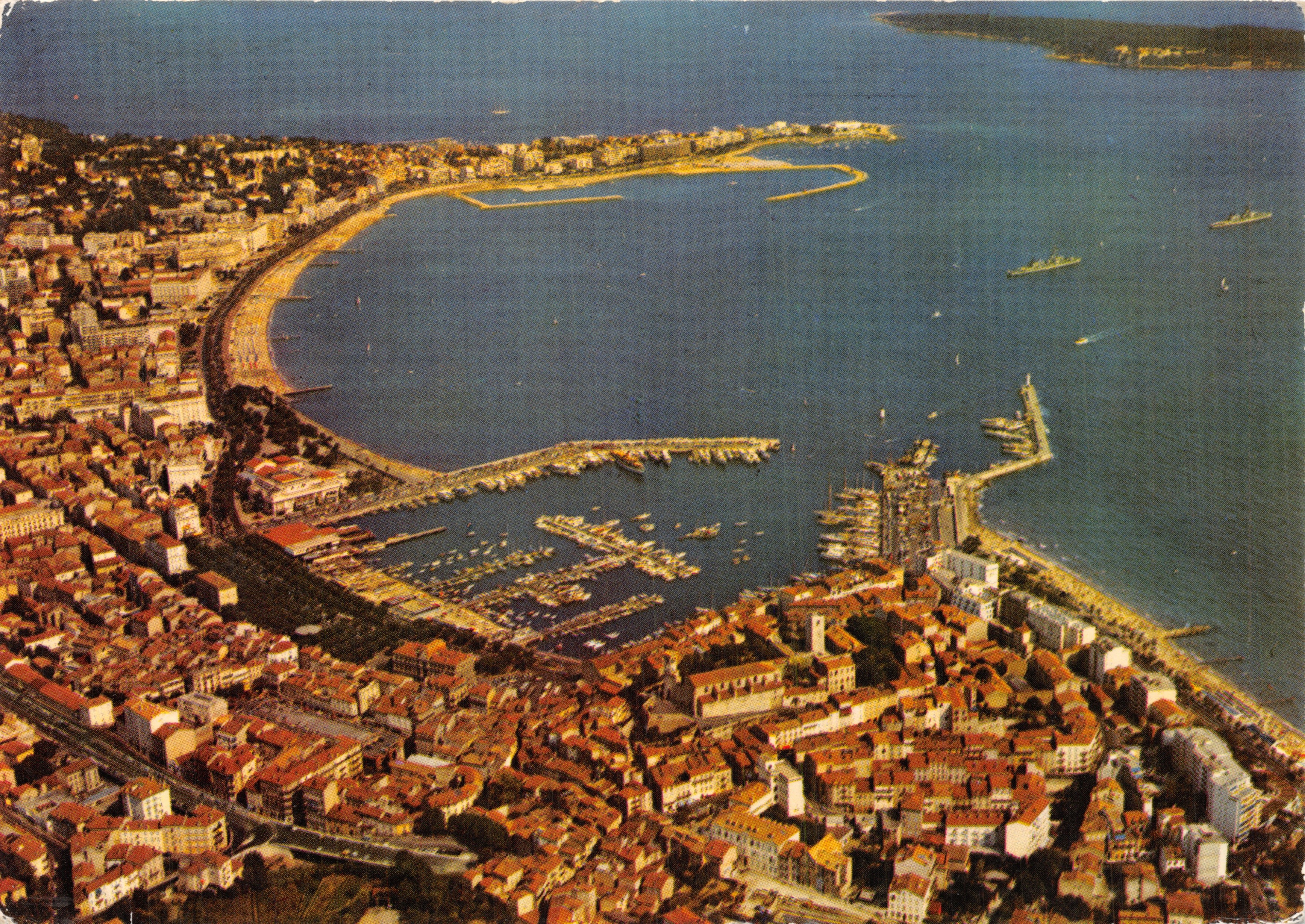 Cannes — Vue aérienne de la Rade et des Îles de Lérins — OF. 428. Cannes (A.-M.)