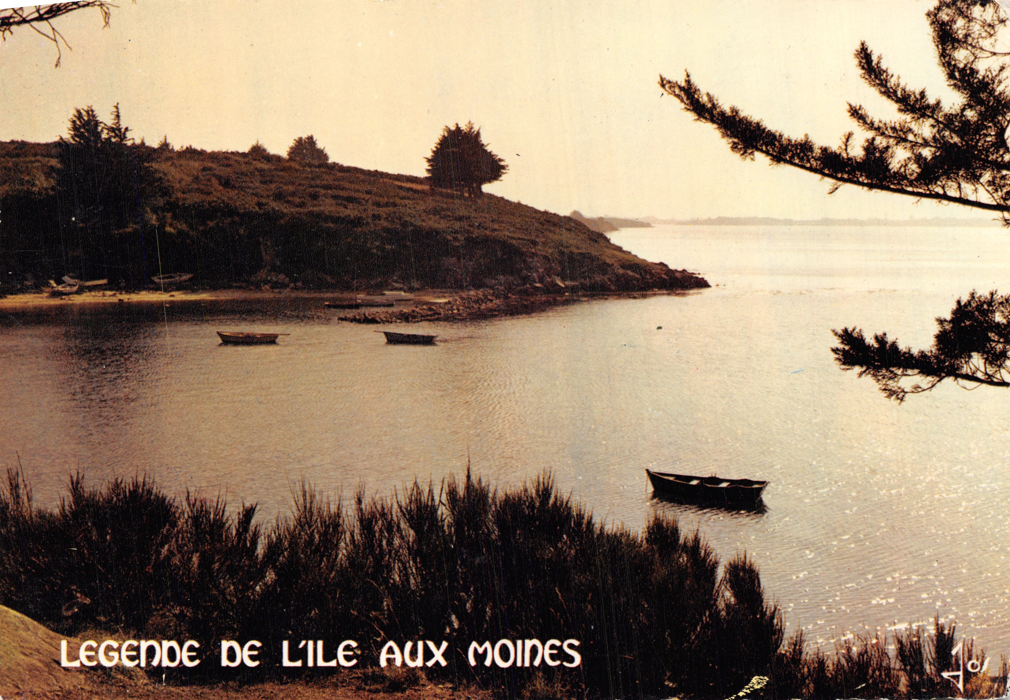 Légende de l'Île aux Moines — vue du lac avec plusieurs bateaux — Éditions d'Art JOS