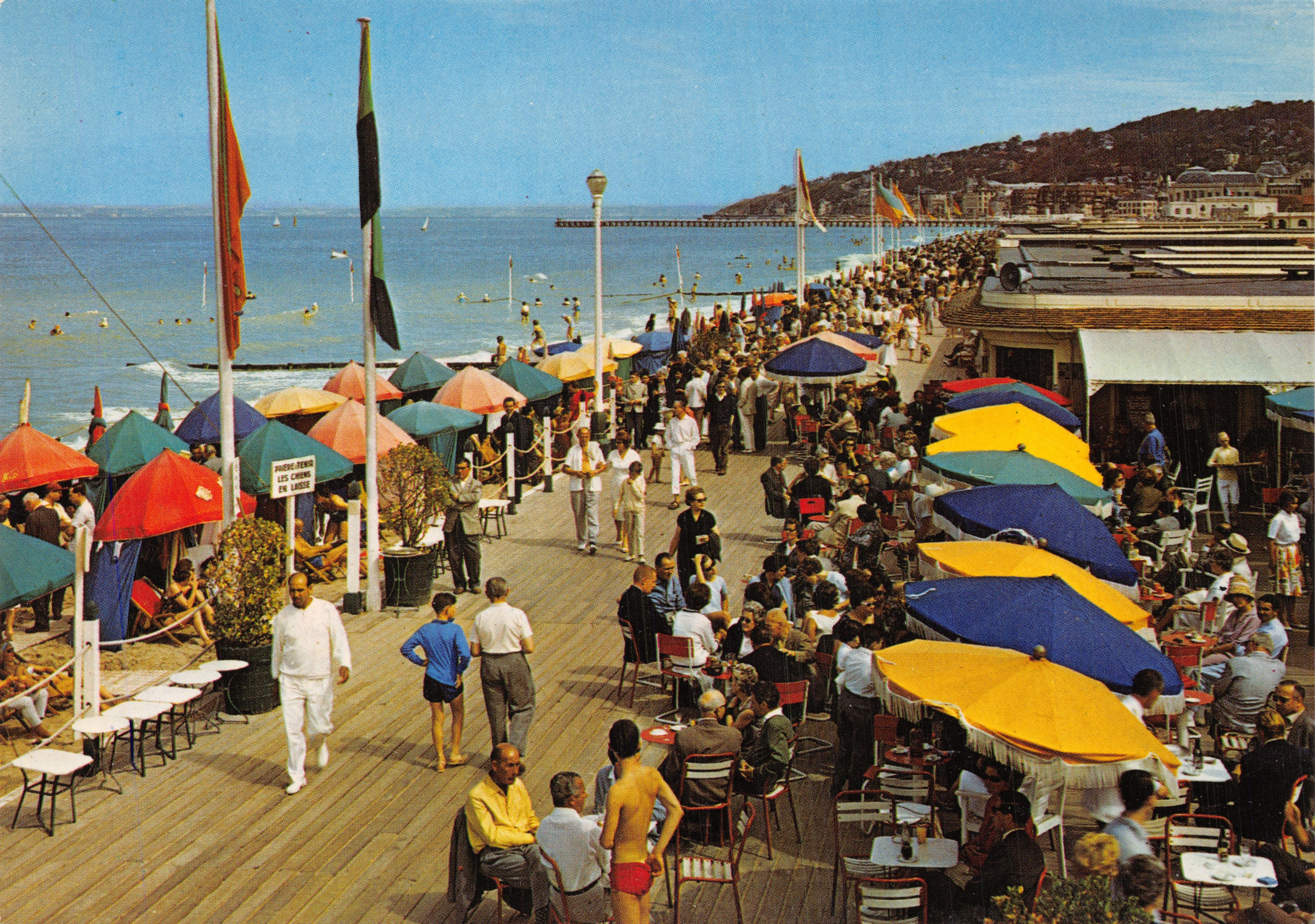 Deauville (14) — plage fleurie et les Planches — imprimé en France
