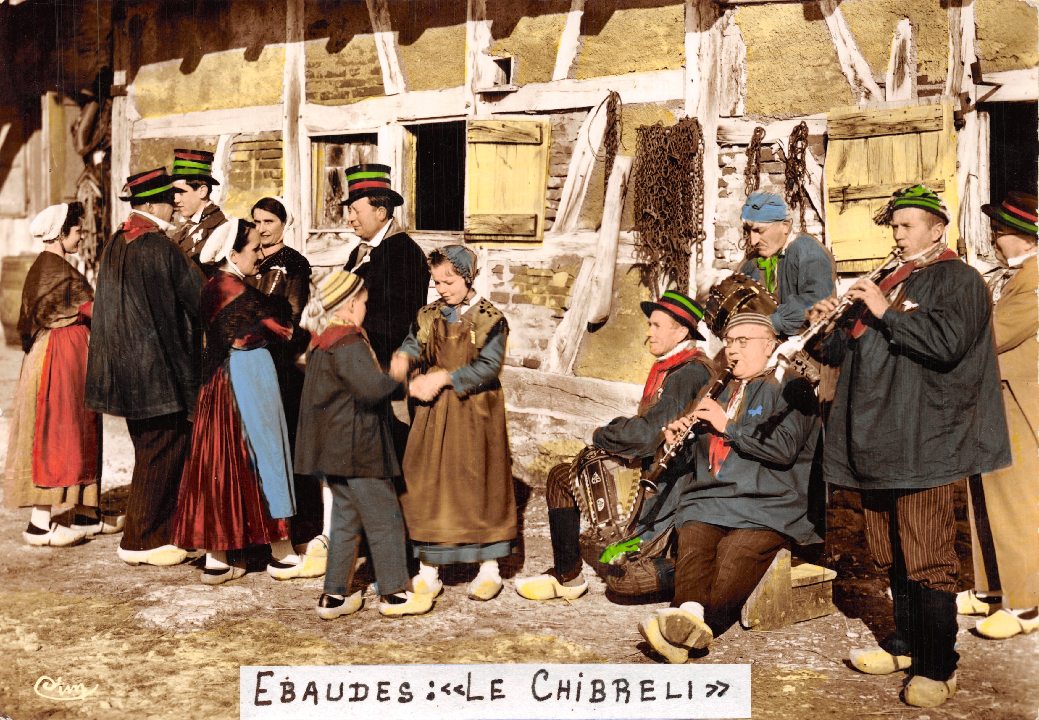 Ebaudes : « Le Chibreli » — scène folklorique devant une maison à colombages — éditeur IMPRIMÉ SUR LA CARTE : COMBIBIER IMP. MACON (S.-et-L.)