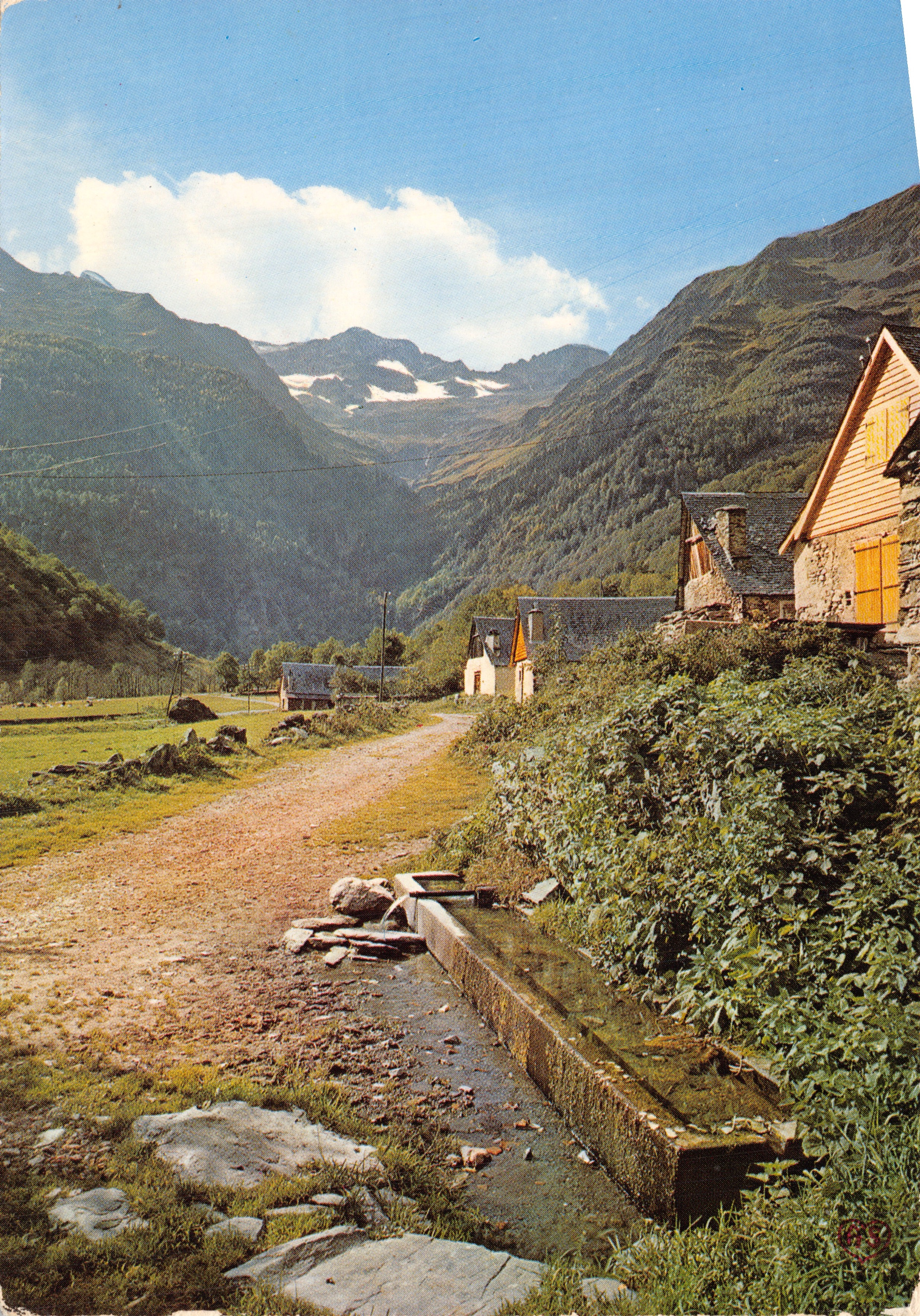 Paysage sur la Vallée du Lys — dominée par les Crabioules — Société des Cartes Postales APA-POUX
