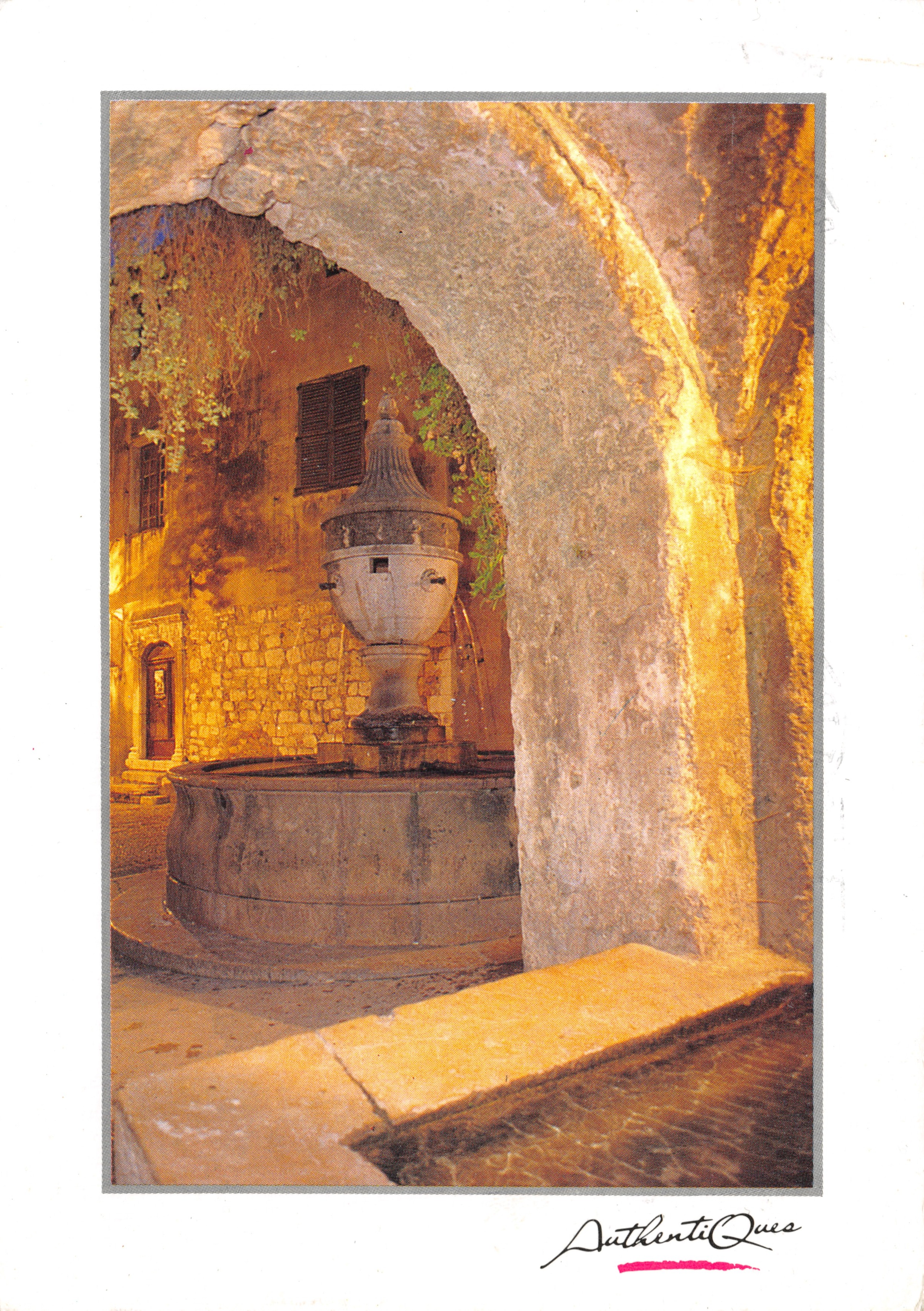 Fontaine sous un arc — éditeur AuthentiQues