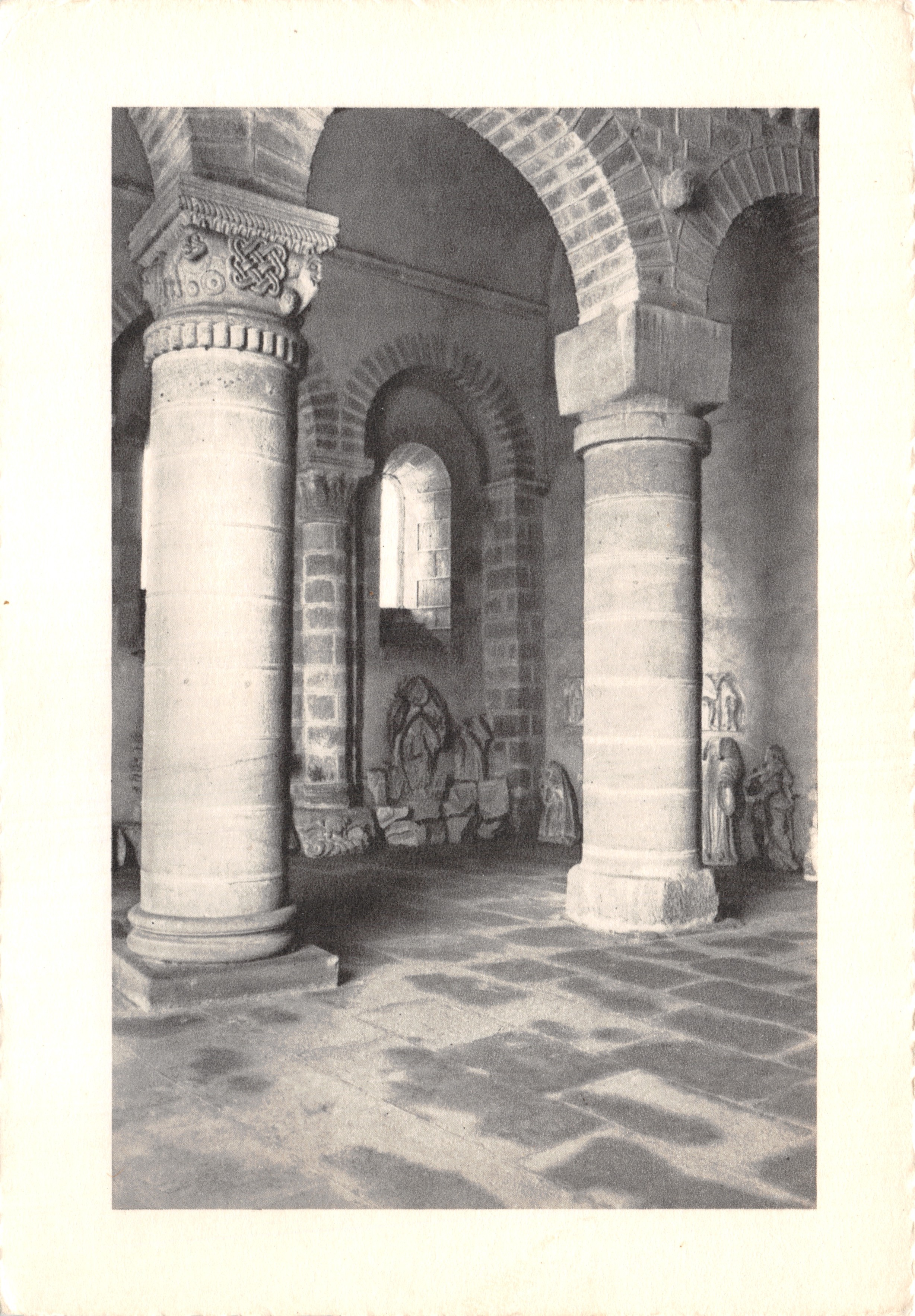 Intérieur de l'église de Saint-Menoux — nef avec colonnes et statues — éditeur Aigueperse, n° 5196