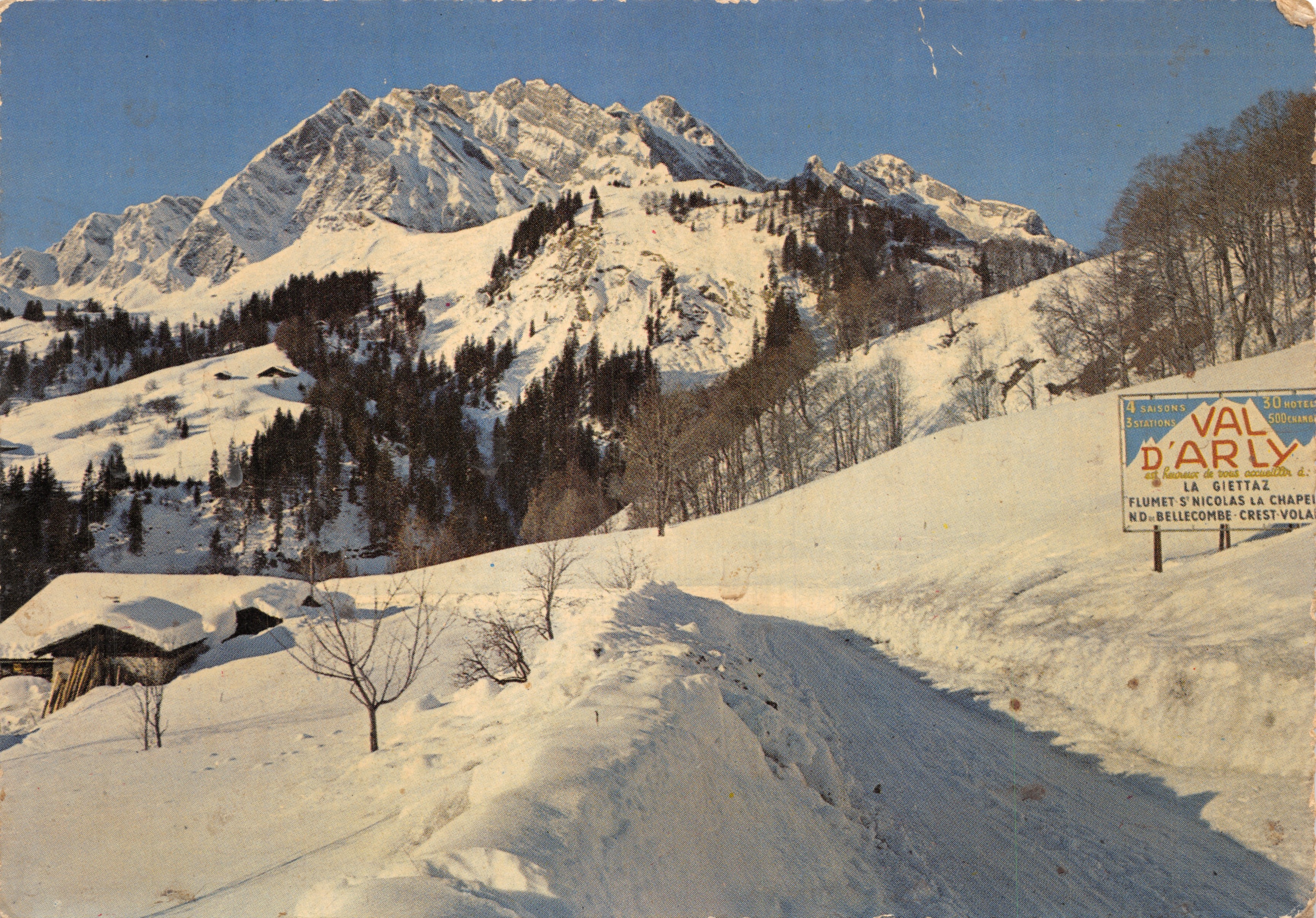 Val d'Arly — Vue des montagnes enneigées avec panneau publicitaire — Éditions J. Cellard
