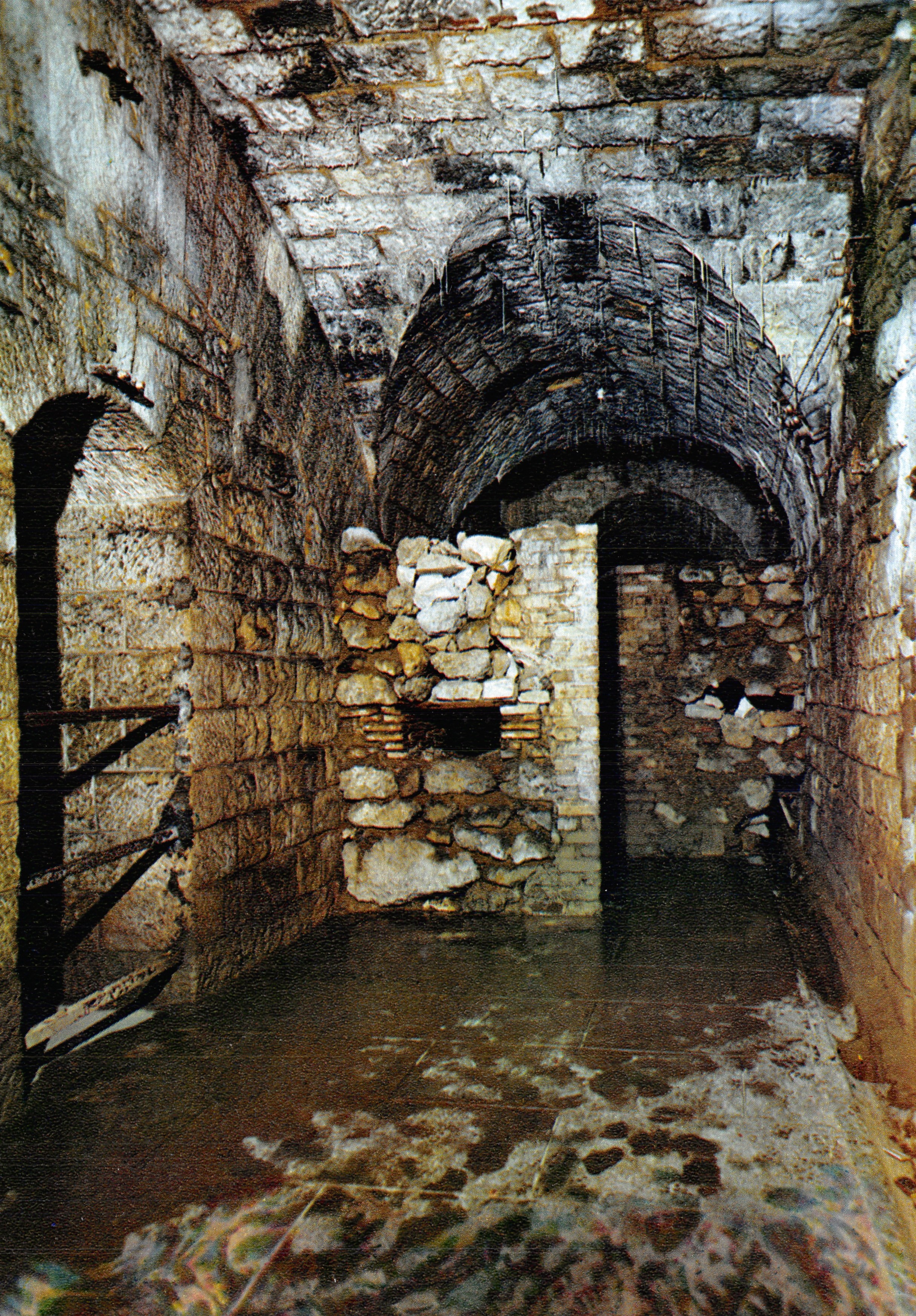 Fort de Douaumont — intérieur avec murs en chicane — Éditions du Fort de Douaumont n°6