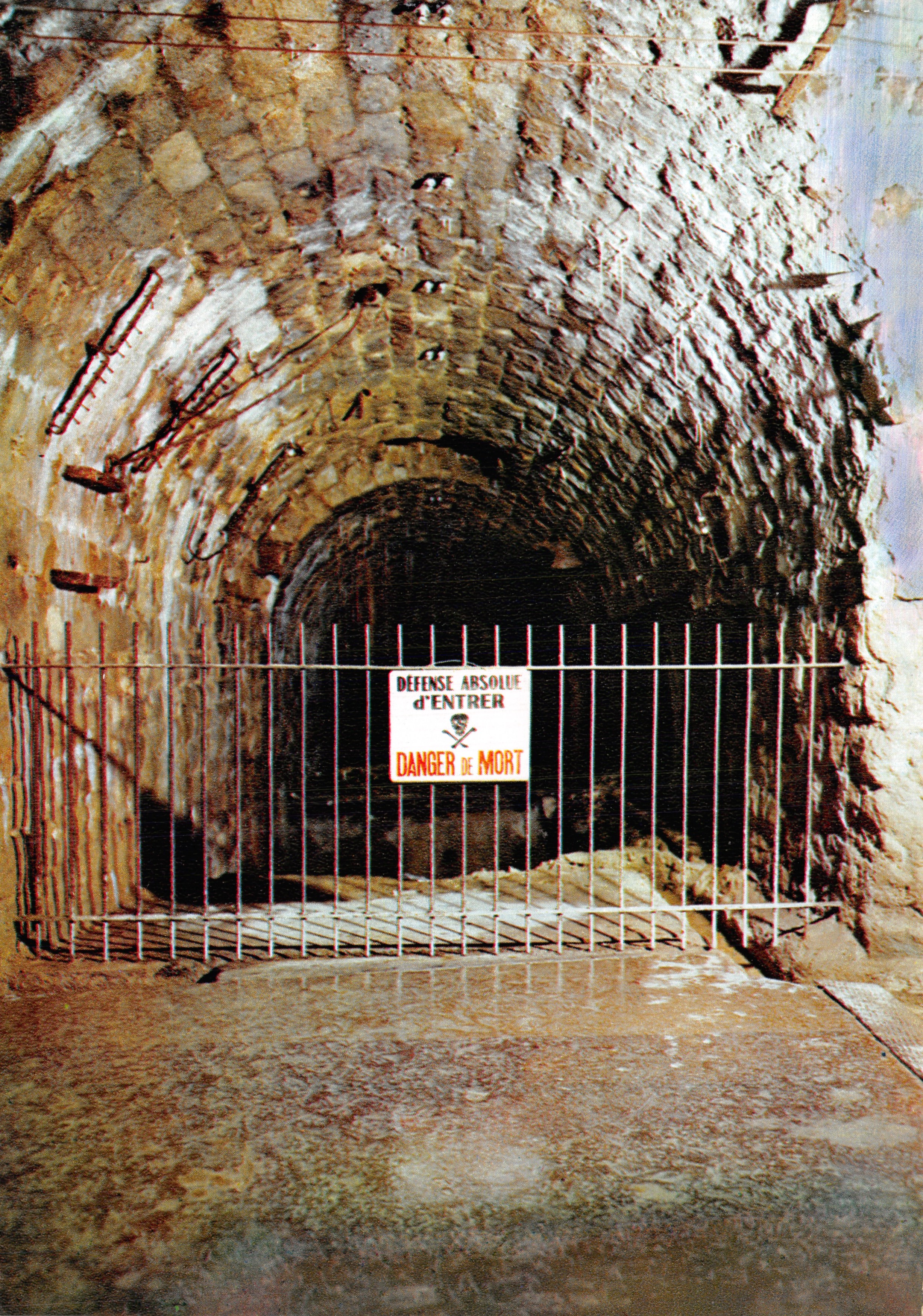 Ingresso al Forte Douaumont — vecchio ingresso normale con pozzo di 40 metri e galleria sotterranea che si apre a 250 metri nella gola di la Caillette — Éditions du Fort de Douaumont