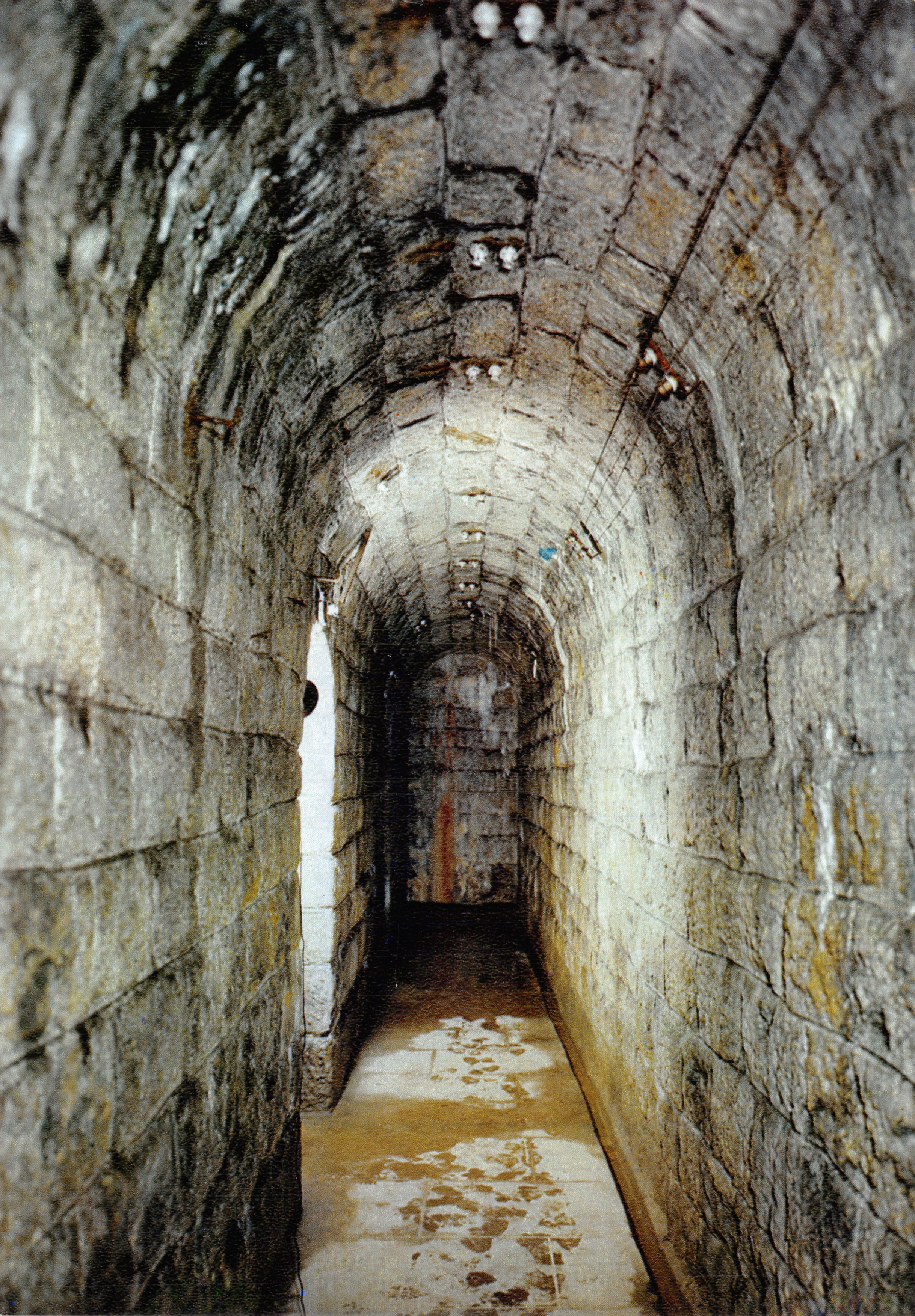 Fort Douaumont — Galerij die leidt naar het commandocentrum — Éditions du Fort de Douaumont n°12