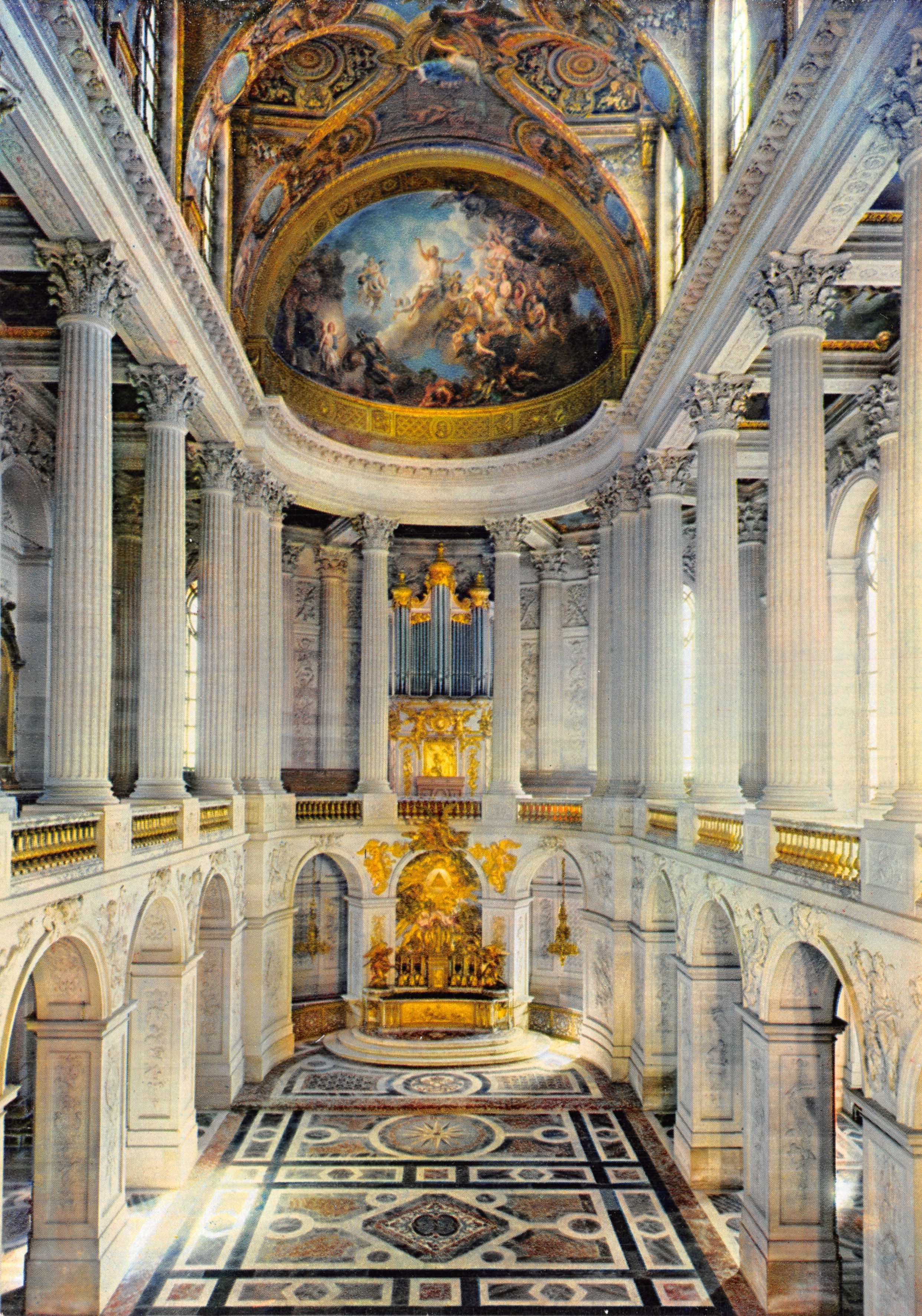 Chapelle Royale — intérieur orné de colonnes, d'un dôme peint et d'un buffet d'orgue — Éditions ÉPIC, Paris