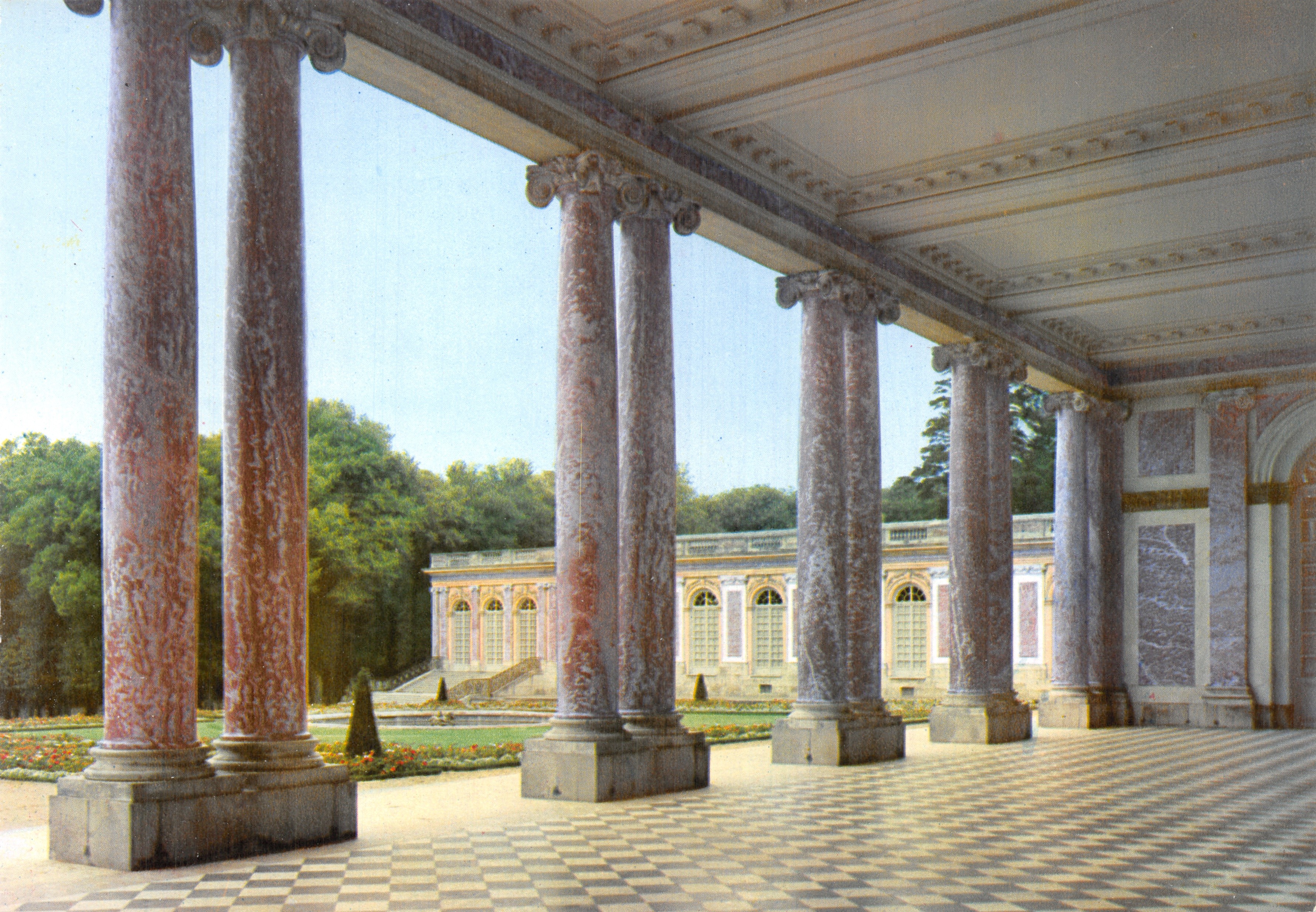 Het Marmeren Trianon — Uitzicht op de zuilengalerij van marmer — Éditions ÉPIC, Parijs