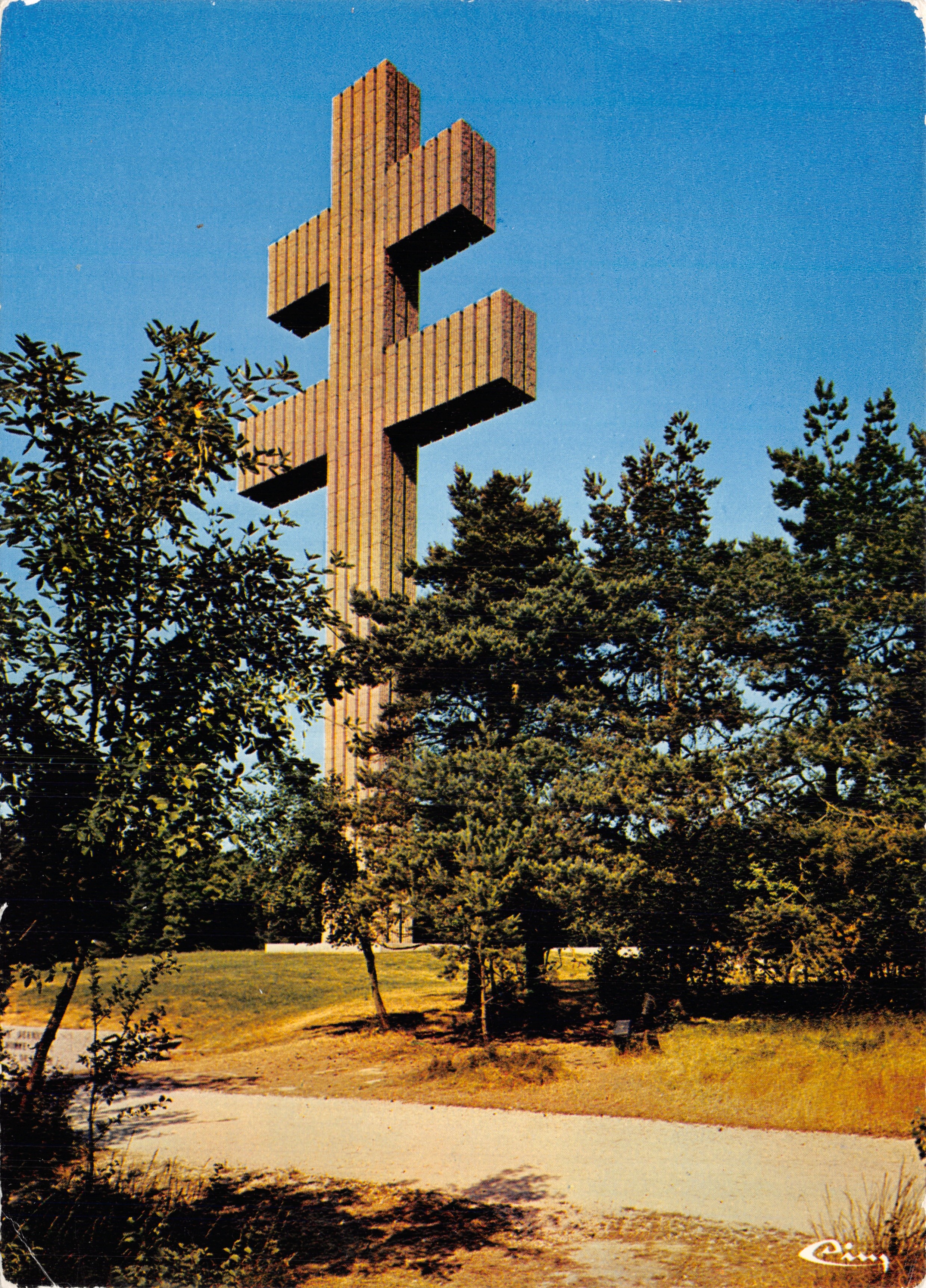 Gedenkmal des Generals de Gaulle — monumentale Holzkreuz — Verlag Cing