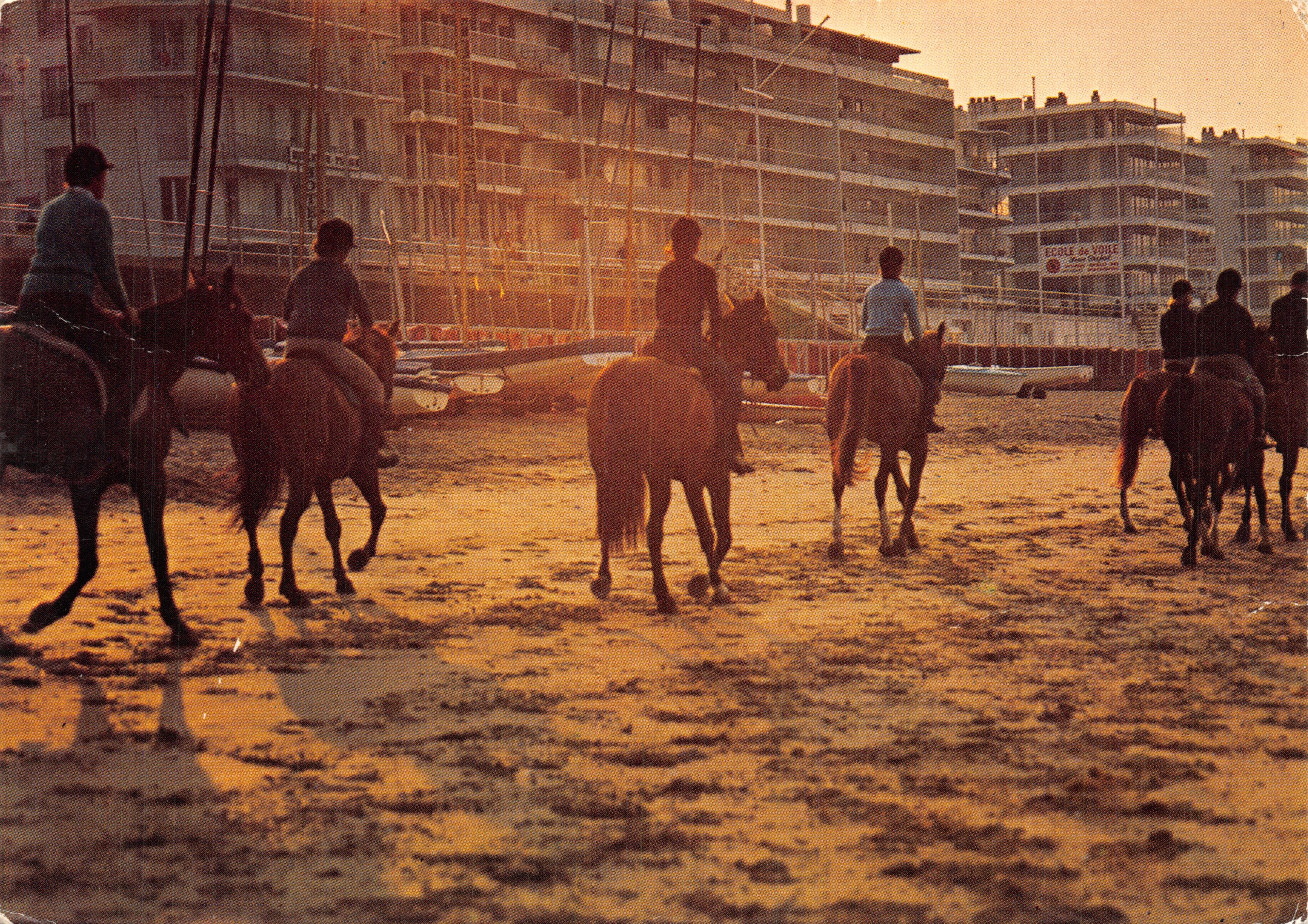 Promenade equestre sulla spiaggia — Scuola di vela in primo piano — Editore: Jack 700 Louannec