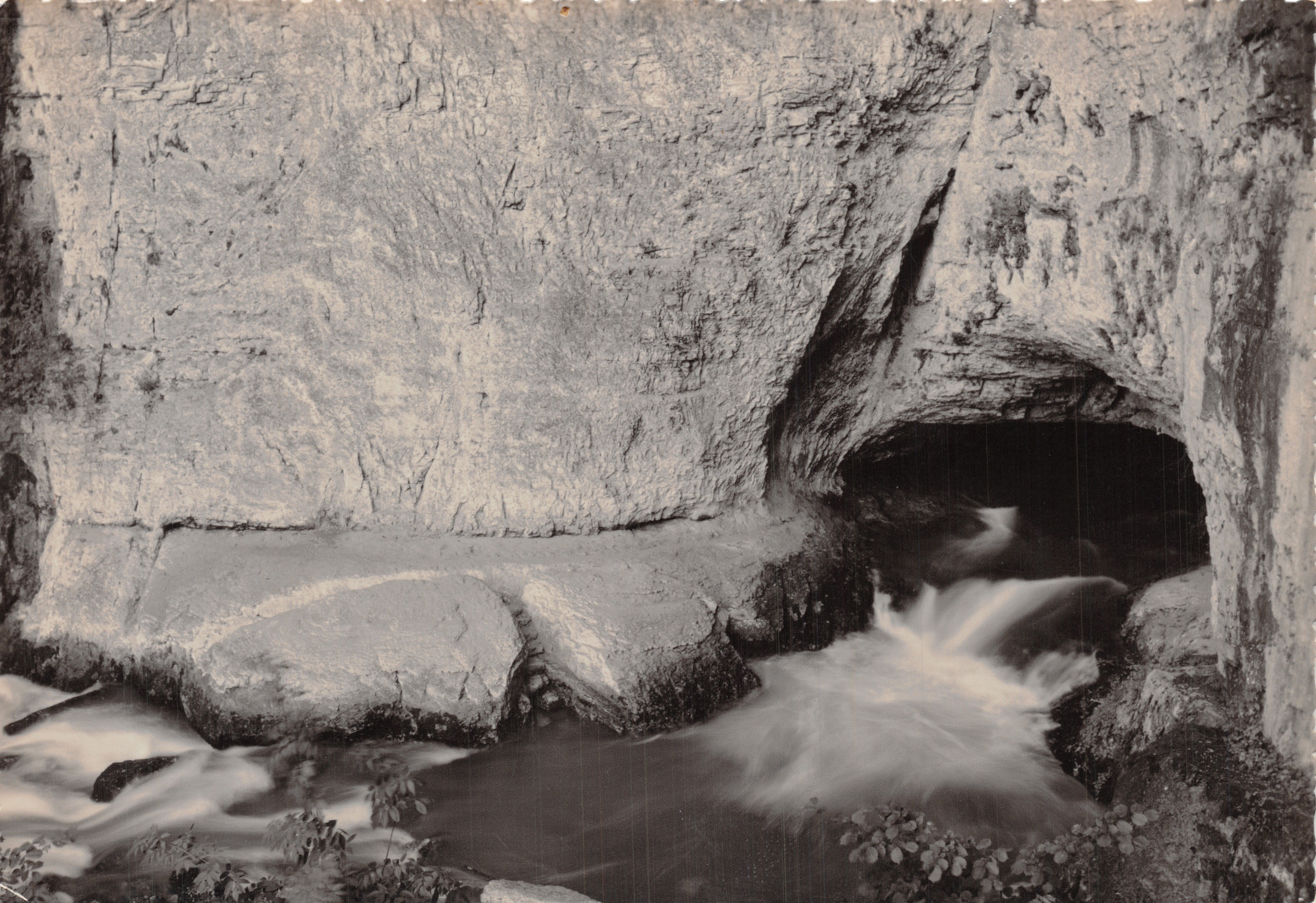 La Grotte Sarrazine — vista de la cascada en la cueva — editor IMPRESO EN LA TARJETA: Photo Verticale, Halon-sur-Saône