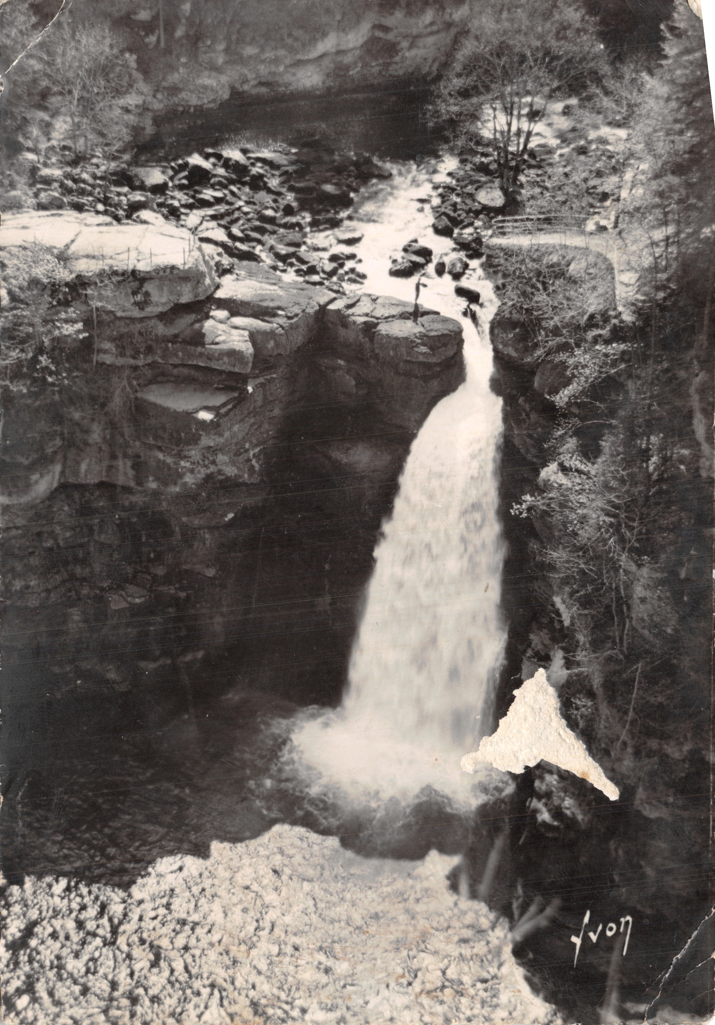 Lac ou Villers — Le saut du Doubs (hauteur 27 mètres) — Les Éditions d'Art YVON, Paris, 15, rue Marteau