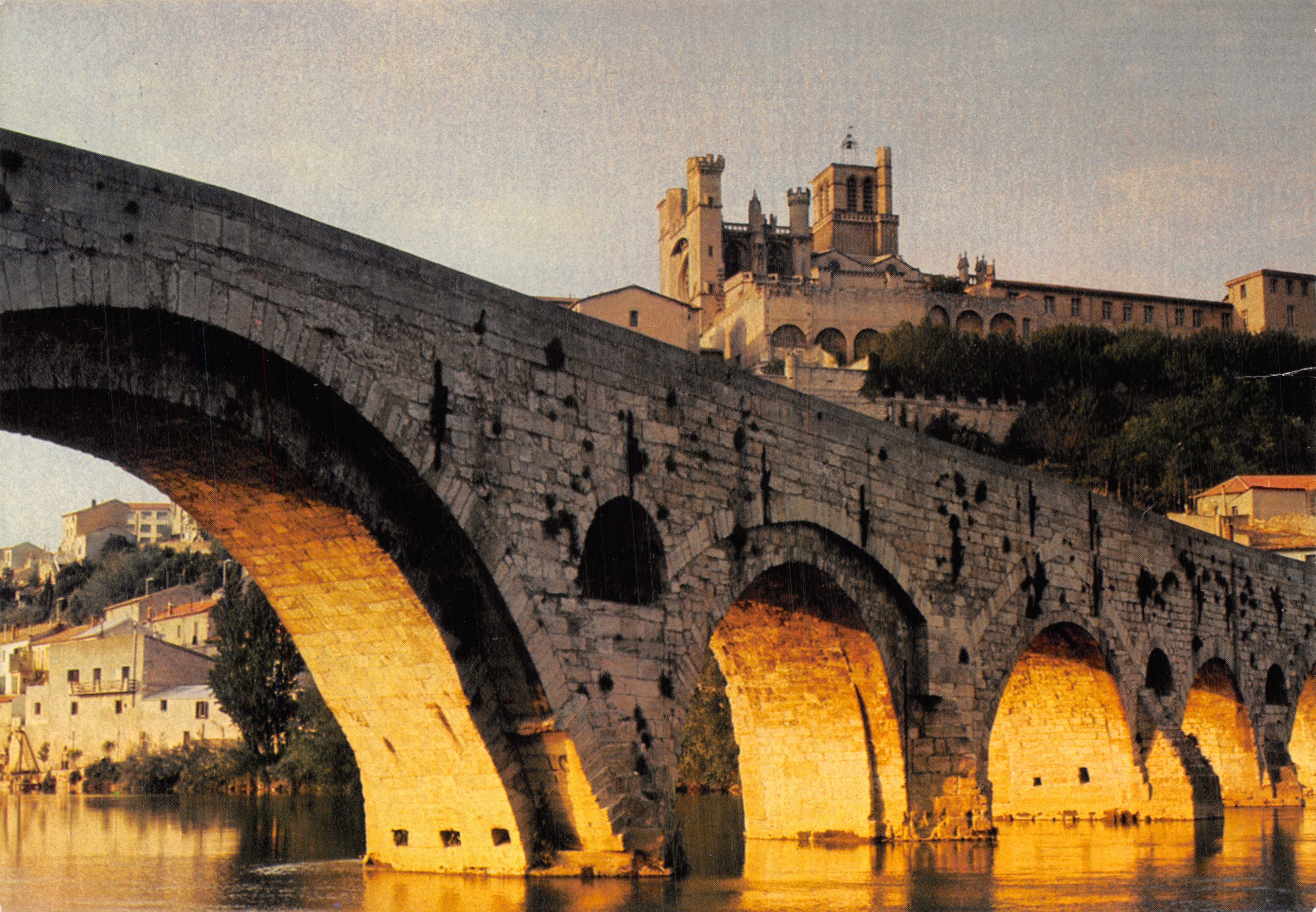 El Puente Viejo — vista del Puente Viejo en Béziers con la catedral de Saint-Nazaire en el fondo — editor Le Bas-Languedoc touristique