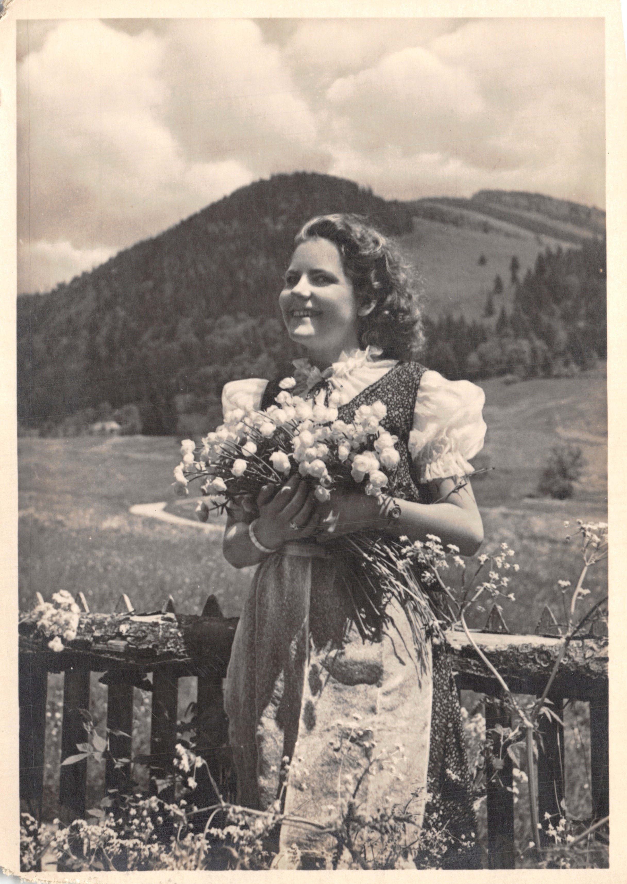 Junge Frau im traditionellen Kleid — bergiges Landschaft — Verlag EAS n°367