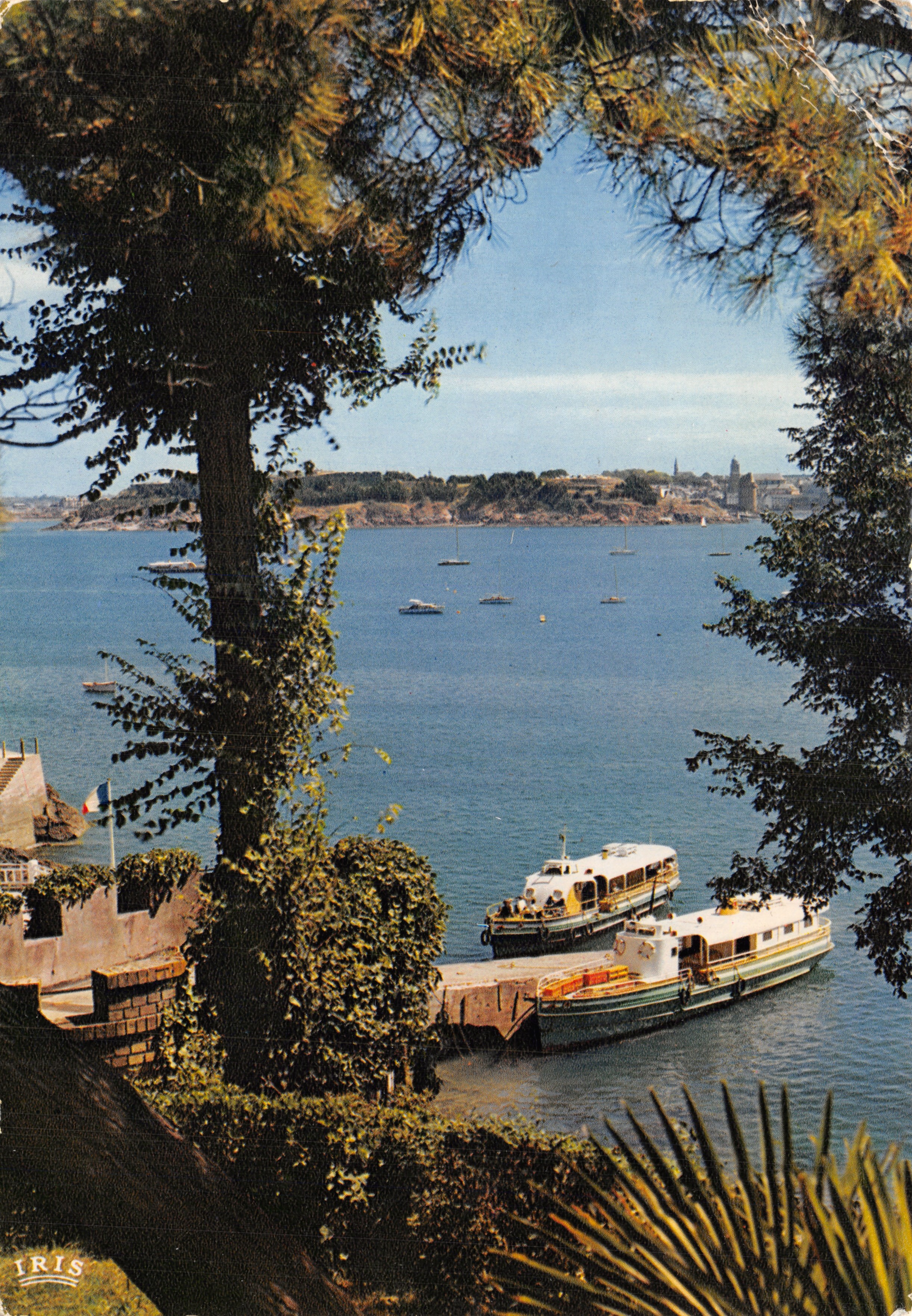 Dinard - Côte d'Émeraude — die Bucht des Priorats und der Vedettes-Anlegeplatz, Blick von einem bewachsenen Vorsprung — Verlag IRIS