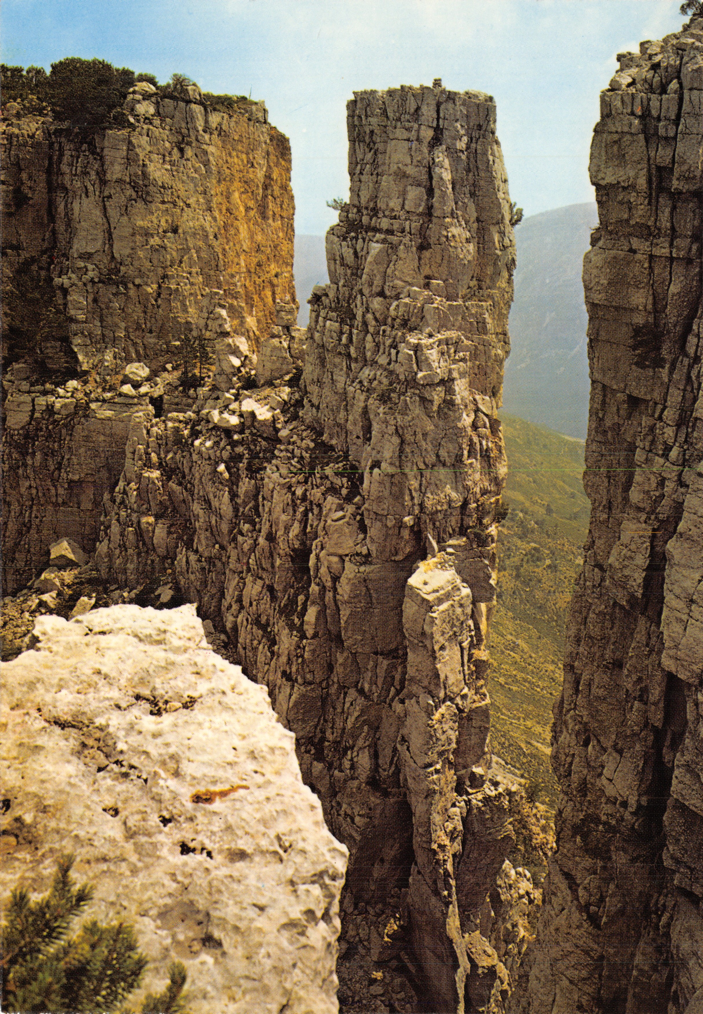 De Verdon-groeven — Dolomietblokken bij de ingang van de Grand Canyon — Editions Photoguy, Nice