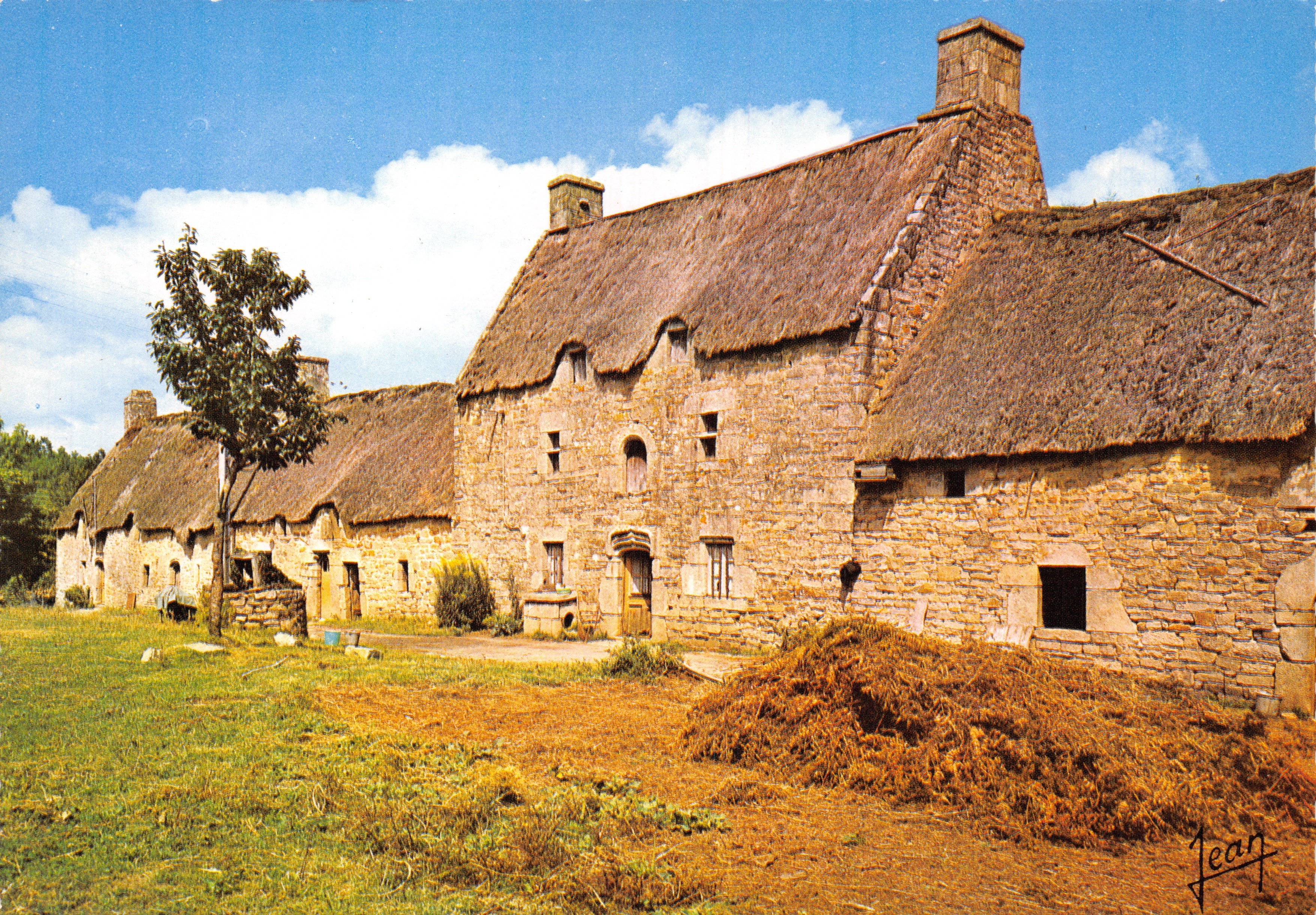 Cottage in Brittany — stone houses with thatched roofs — Éditions Audierne