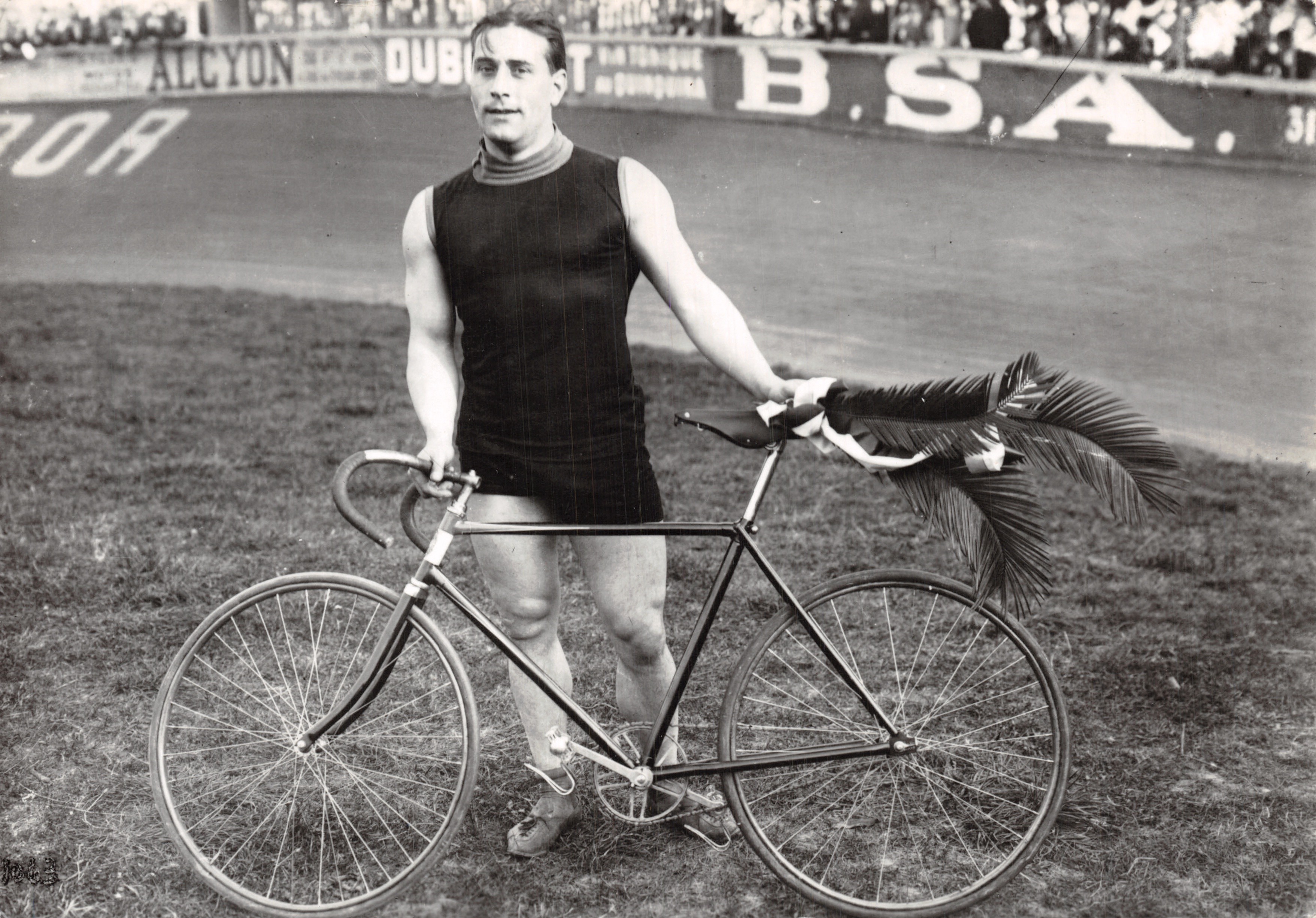 Ciclista velocista — ciclista con bicicletta B.S.A. e piuma di palma — Editions J.-Jaurès